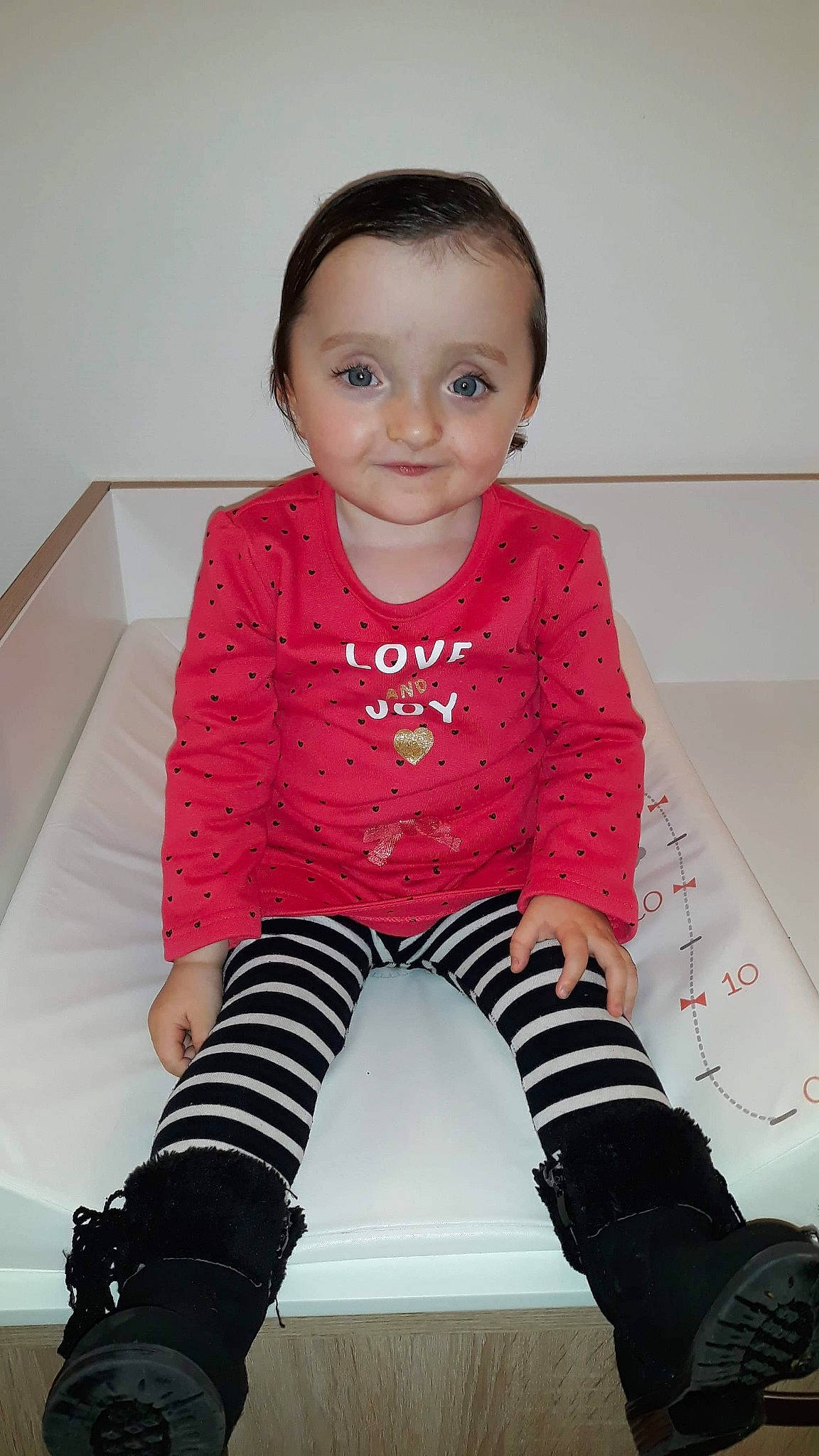 Inaya a rejoint le concours — aidez-le/la à gagner de superbes lots ! baby, cheek, child, child_model, face, jeans, knee, leg, leggings, outerwear, person, pink, shoe, sitting, skin, sleeve, smile, standing, thigh, tights