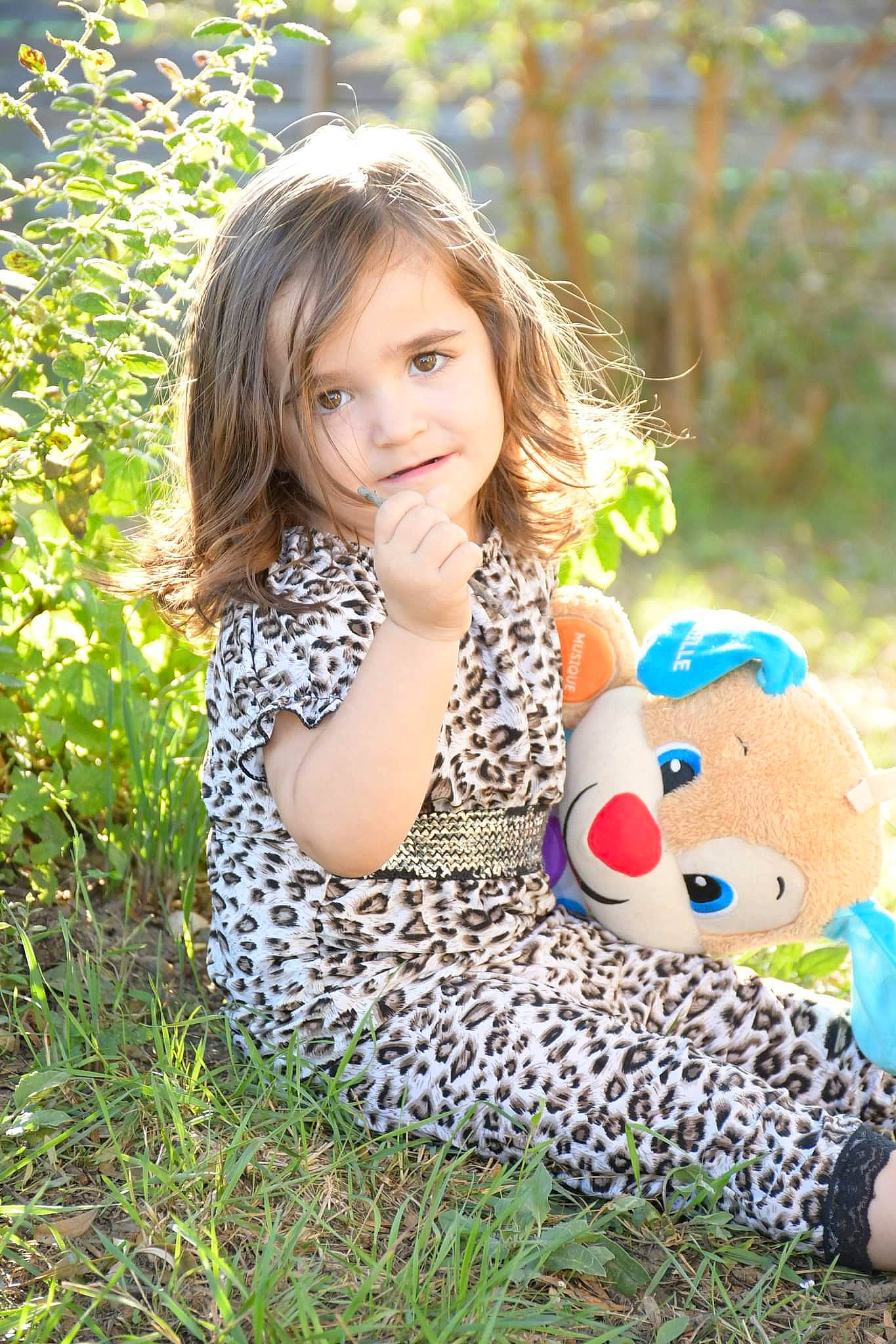 Melinda participe au concours pour gagner de l'argent avec cette photo : baby_toddler_clothing, child, dress, facial_expression, fawn, grass, hair, hairstyle, happy, long_hair, meadow, nature, people_in_nature, person, plant, skin, smile, street_fashion, summer, sunlight