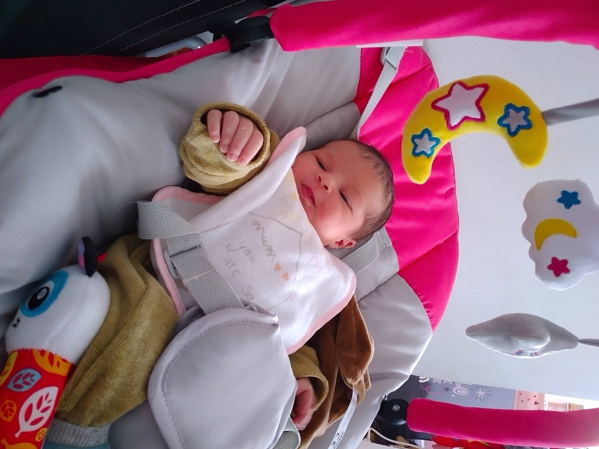 Kenza a rejoint le concours — aidez-le/la à gagner de superbes lots ! baby, baby_products, baby_toddler_clothing, bedtime, carmine, child, comfort, drinkware, fun, happy, hat, linens, nap, person, plastic, plastic_bottle, product, room, sleep, textile