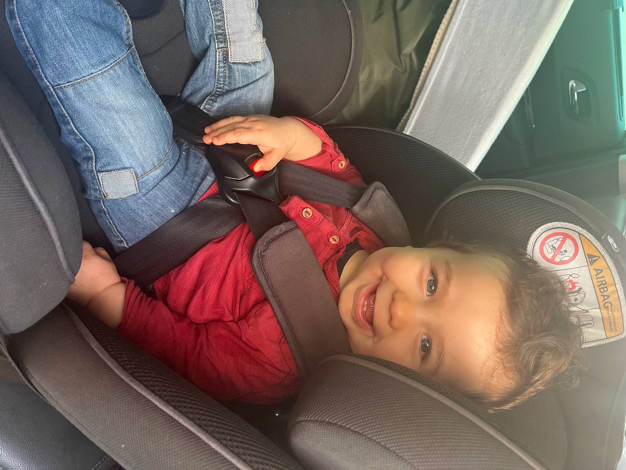 Elyo participe au concours pour gagner de l'argent avec cette photo : auto_part, automotive_design, automotive_exterior, car, car_seat, car_seat_cover, comfort, head_restraint, human_leg, joint, joy, knee, leg, motor_vehicle, person, personal_luxury_car, seat_belt, steering_part, thigh, vehicle