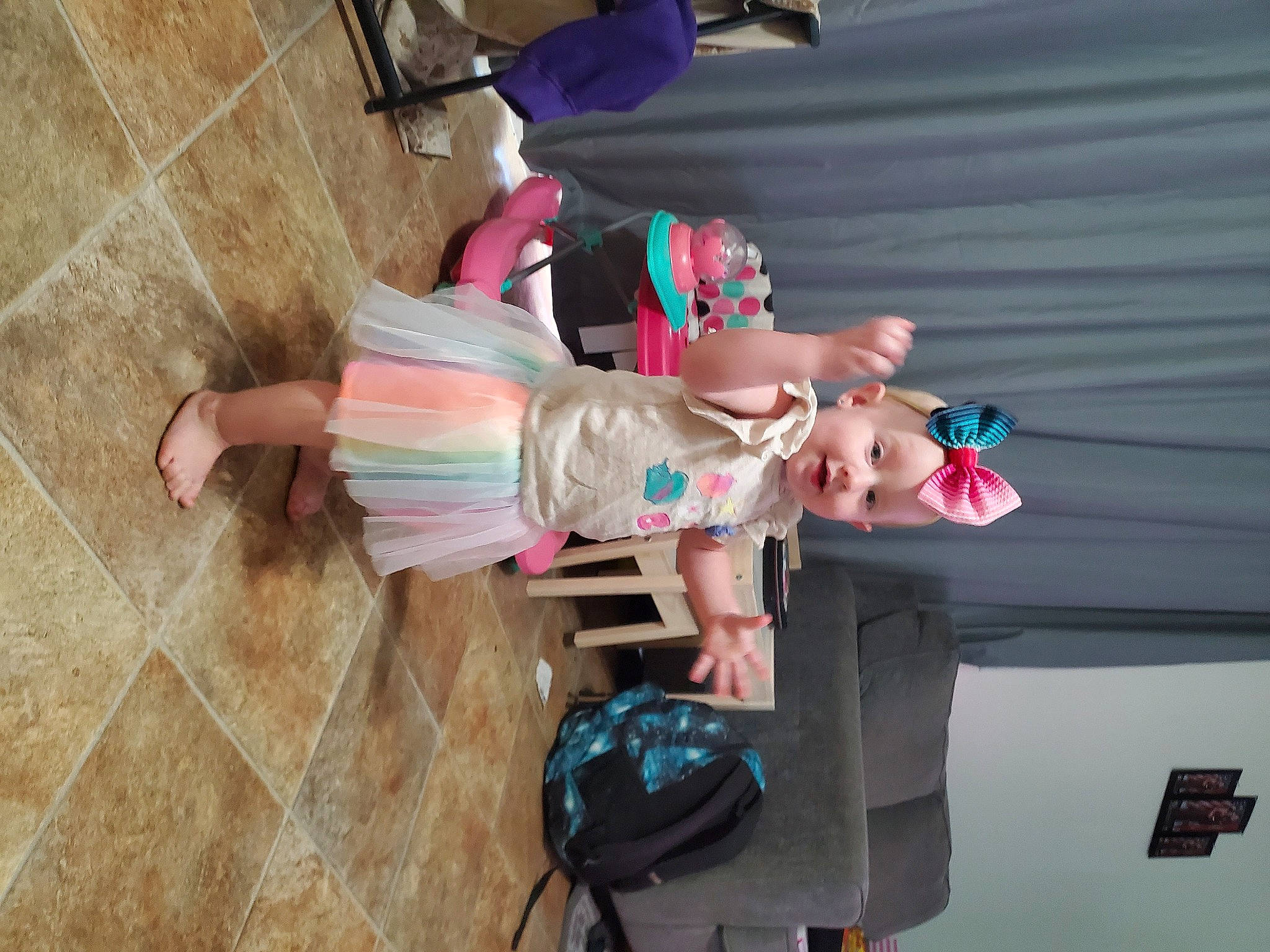 Nikole is registered to the contest to win money with this photo: child, leg, person, pink, vacation