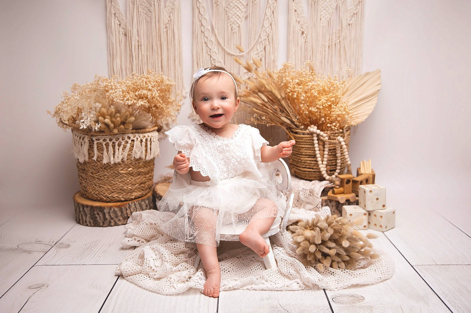 Nora a rejoint le concours — aidez-le/la à gagner de superbes lots ! baby, baby_toddler_clothing, basket, child, dress, event, fashion_accessory, hair_accessory, happy, hat, headgear, headpiece, joy, peach, person, room, sitting, smile, textile, toddler