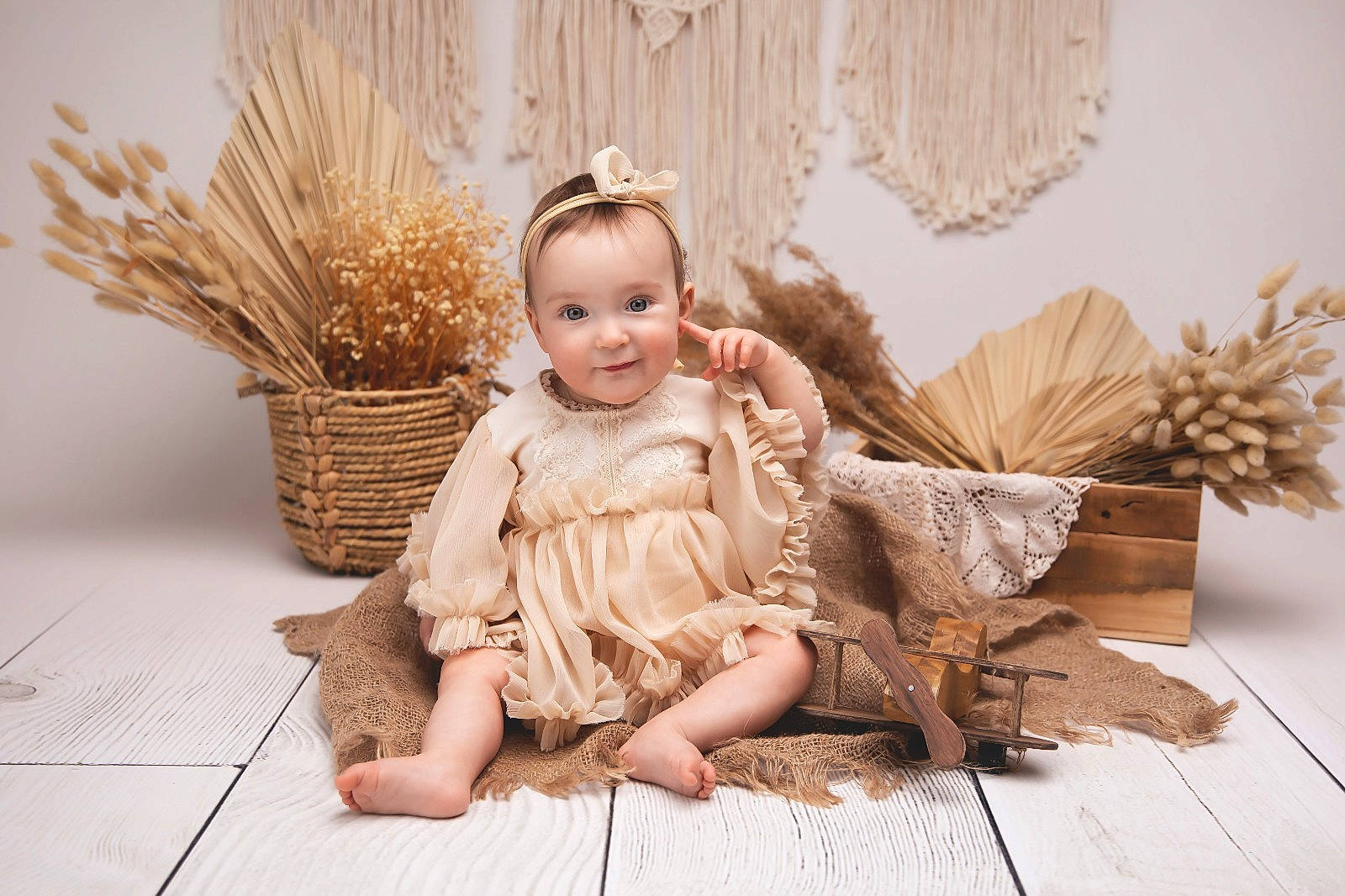 Nora participe au concours pour gagner de l'argent avec cette photo : baby_toddler_clothing, child, comfort, dress, embellishment, event, eye, face, fawn, feather, flash_photography, flooring, hair_accessory, happy, headgear, headpiece, joy, person, room, smile