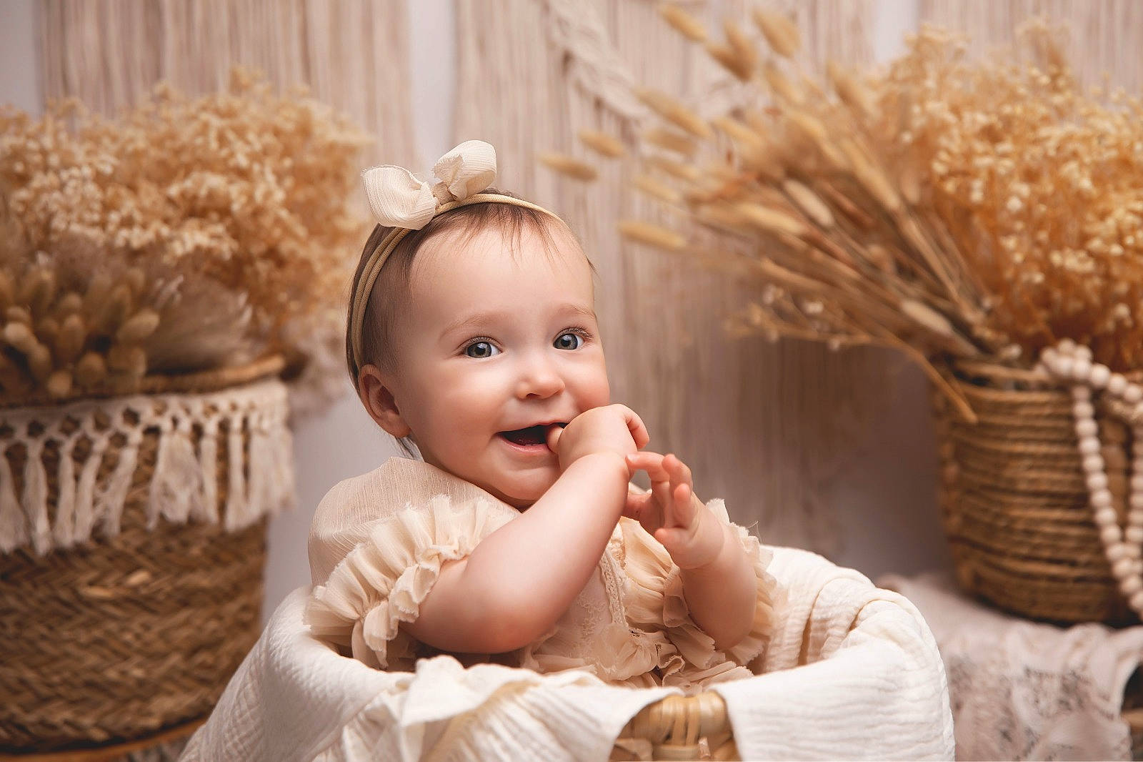 Nora a rejoint le concours — aidez-le/la à gagner de superbes lots ! baby, basket, child, dress, event, fashion_accessory, flash_photography, fur, happy, headgear, headpiece, jewellery, joy, lighting, ornament, peach, person, smile, sweetness, toddler