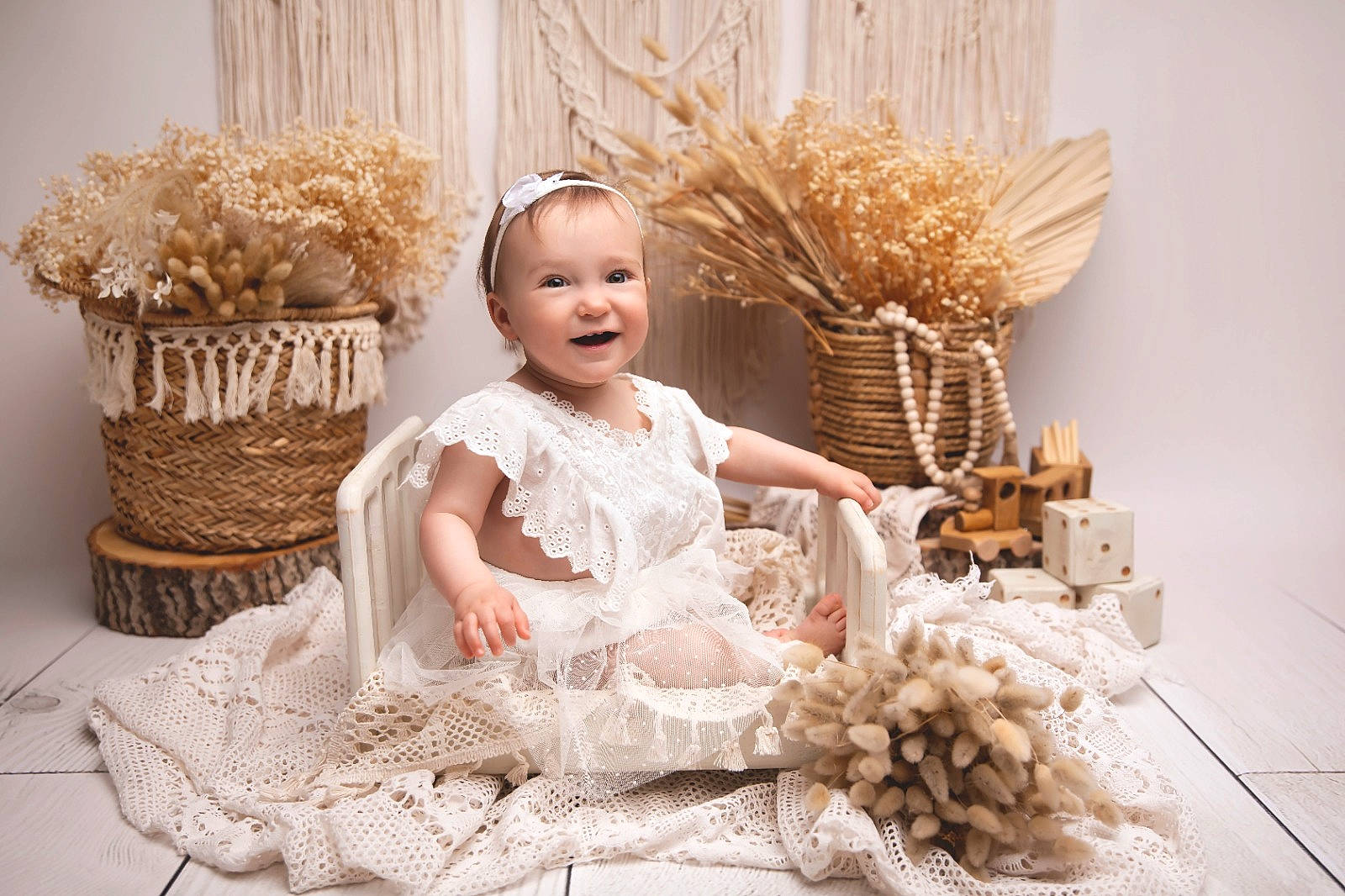 Nora a rejoint le concours — aidez-le/la à gagner de superbes lots ! baby_toddler_clothing, bridal_accessory, child, dress, embellishment, event, fashion_accessory, fashion_design, flash_photography, flower_arranging, hair_accessory, happy, headpiece, jewellery, joy, natural_material, peach, person, smile, toddler