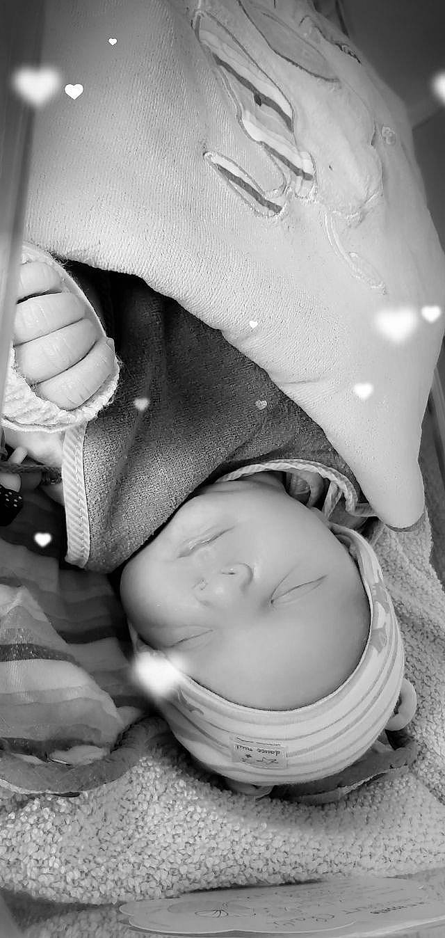 Charli participe au concours pour gagner de l'argent avec cette photo : baby, birth, black_and_white, child, childbirth, hand, headwear, monochrome, monochrome_photography, mouth, person, photography, style