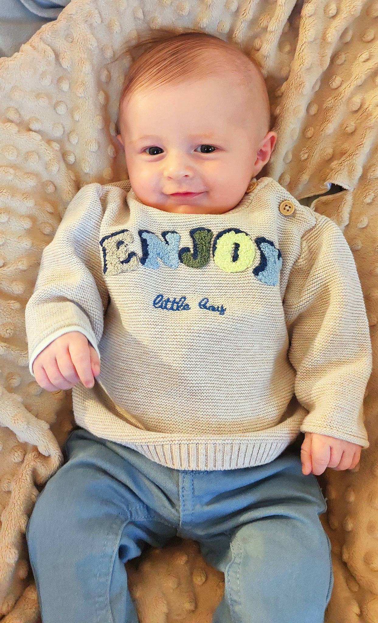 Mattéo a rejoint le concours — aidez-le/la à gagner de superbes lots ! arm, baby, baby_toddler_clothing, cheek, chin, collar, eye, hairstyle, happy, head, iris, joy, lip, neck, nose, outerwear, person, skin, sleeve, smile