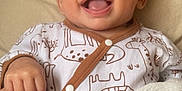 Sasha a rejoint le concours — aidez-le/la à gagner de superbes lots ! baby, babylaughing, bed, blanket, bodypart, clothing, face, furniture, happy, head, homedecor, laughing, mouth, newborn, person, photography, portrait, quilt, smile, teeth