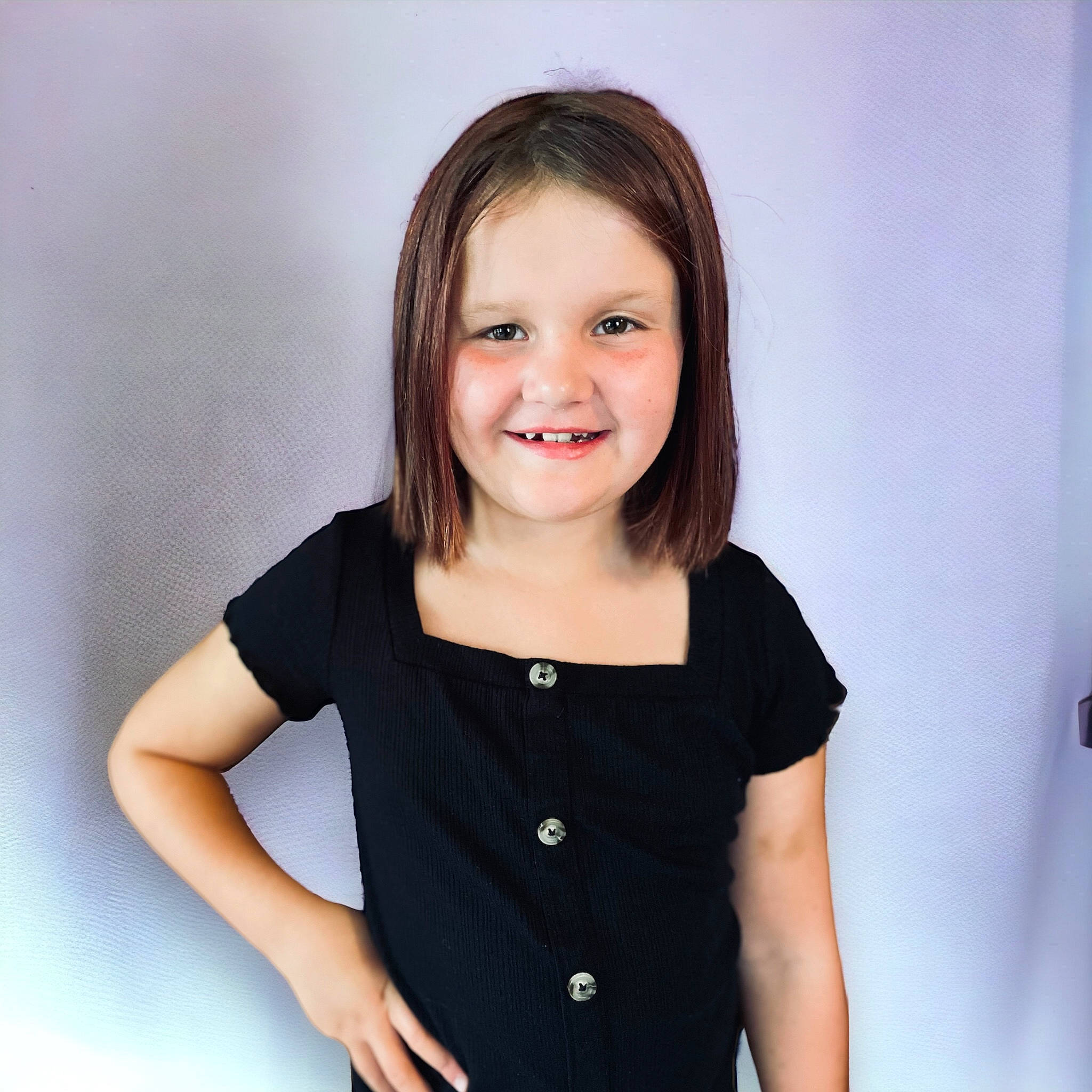 Della Simons joined the competition — help win amazing prizes! arm, beauty, chin, collar, day_dress, dress, elbow, eye, flash_photography, gesture, happy, human_body, iris, joy, neck, person, sleeve, smile, standing, t_shirt