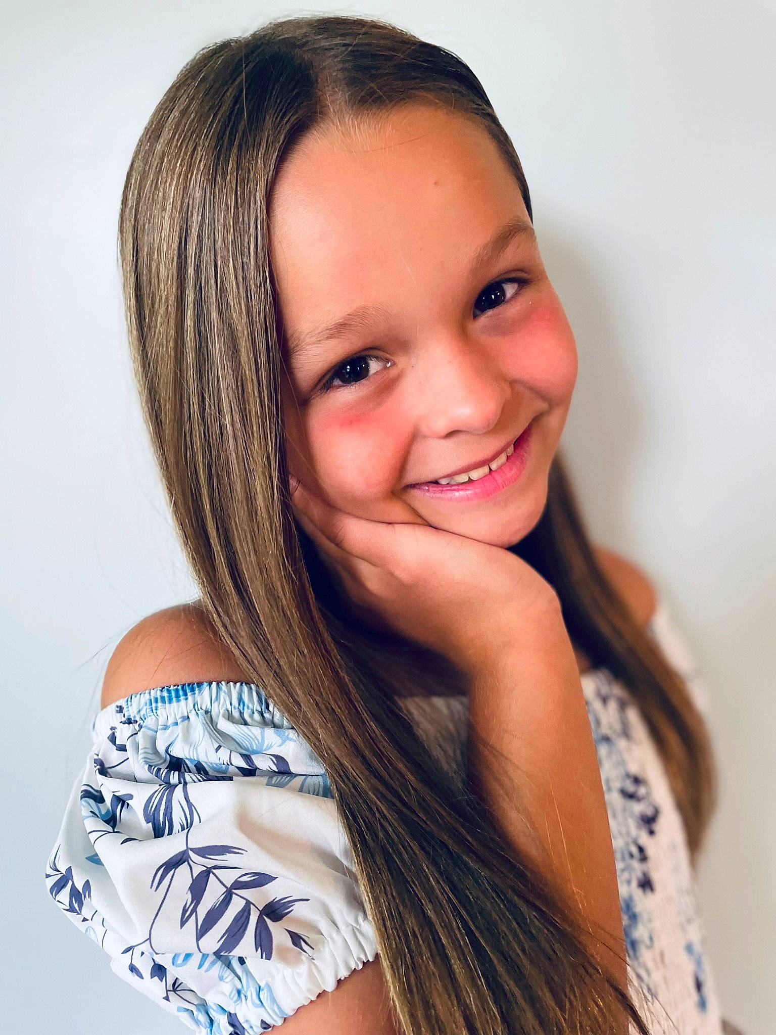 Daphne is registered to the contest to win money with this photo: black_hair, blond, brown_hair, cheek, chin, electric_blue, eyelash, face, flash_photography, gesture, happy, iris, joy, layered_hair, lip, long_hair, neck, nose, person, skin