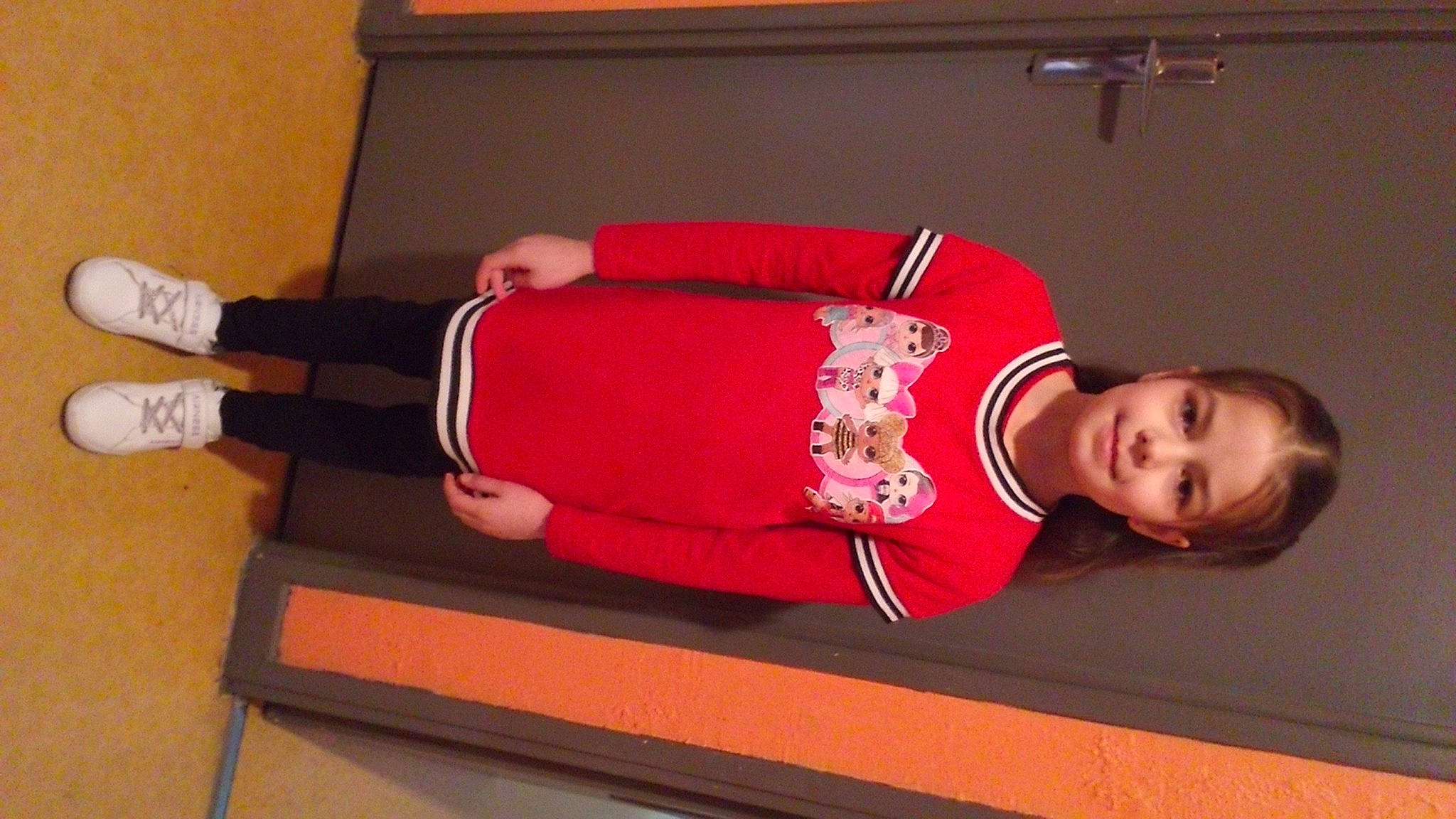 Madyson participe au concours pour gagner de l'argent avec cette photo : active_pants, carmine, comfort, elbow, event, flooring, fun, hardwood, human_leg, joint, joy, knee, leg, person, room, sleeve, smile, sportswear, sweatpant, thigh