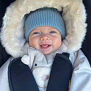 Léopold participe au concours pour gagner de l'argent avec cette photo : baby, infant, child, smiling, beanie, fur_hood, winter_coat, car_seat, harness, bundled_up, blue_eyes, rosy_cheeks, closeup, portrait, cozy, cute, tongue_out, soft_lighting, plush, warm_tones