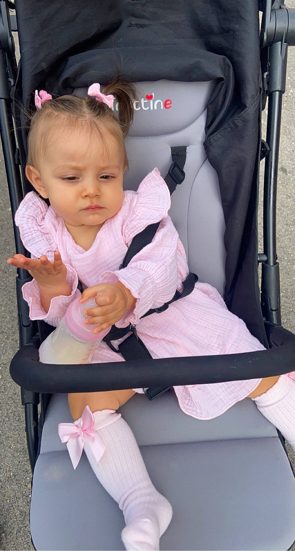 Liya a rejoint le concours — aidez-le/la à gagner de superbes lots ! auto_part, automotive_design, baby_carriage, baby_toddler_clothing, black, car, car_seat, car_seat_cover, chair, child, comfort, head_restraint, motor_vehicle, person, personal_luxury_car, product, seat_belt, sleeve, toddler, vehicle_door