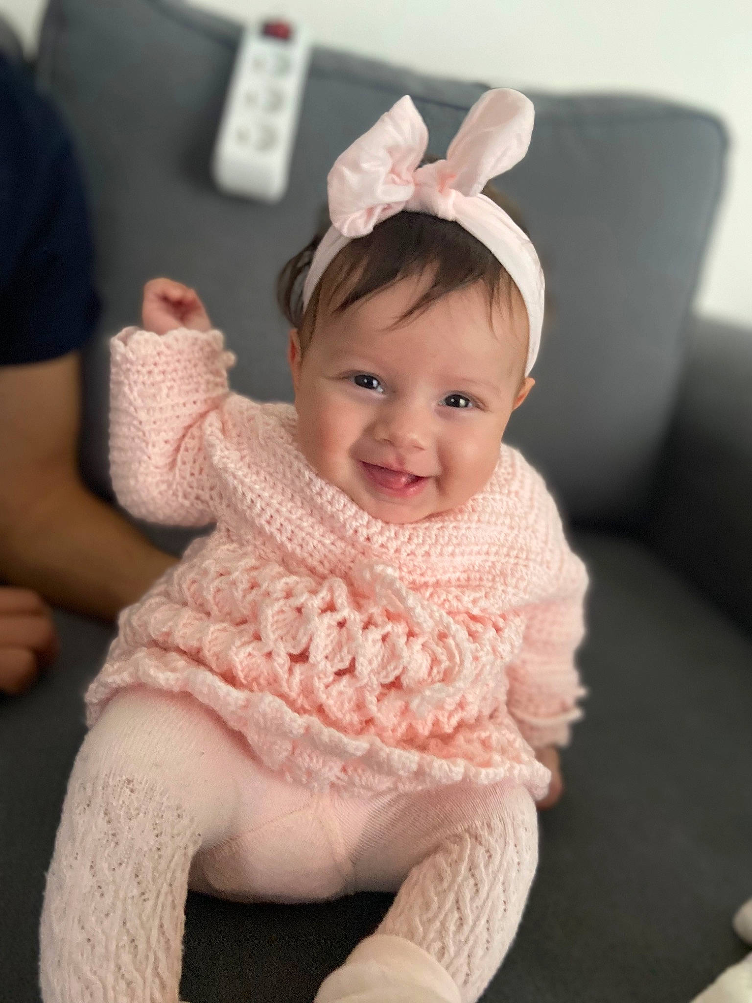 Liya a rejoint le concours — aidez-le/la à gagner de superbes lots ! baby, baby_toddler_clothing, cheek, child, dress, embellishment, fashion_accessory, hair_accessory, happy, headband, headpiece, joy, neck, pattern, peach, person, pink, sitting, skin, sleeve