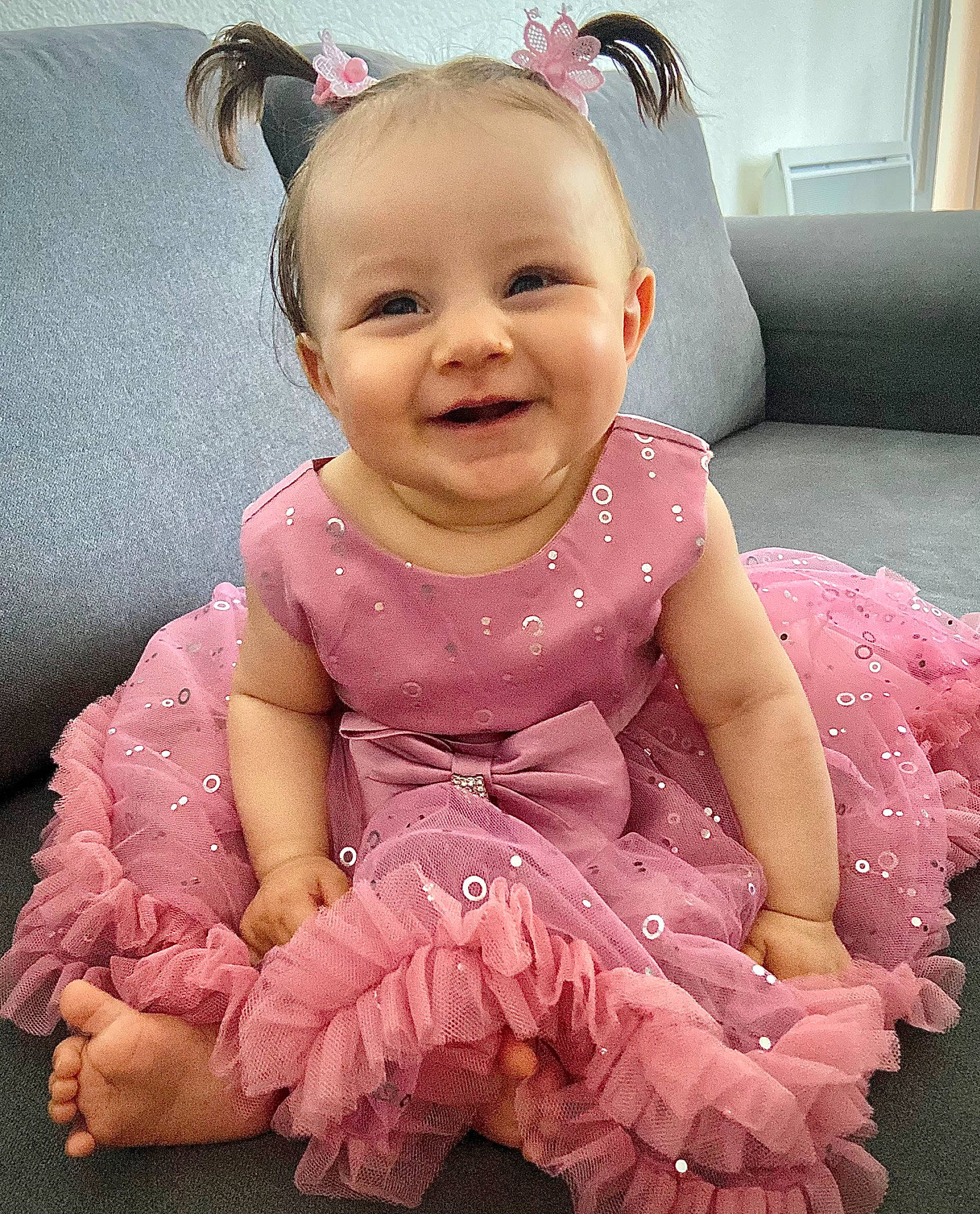 Liya participe au concours pour gagner de l'argent avec cette photo : baby, baby_toddler_clothing, cheek, child, couch, dress, eye, face, facial_expression, happy, head, headgear, joy, magenta, pattern, person, pink, purple, skin, sleeve