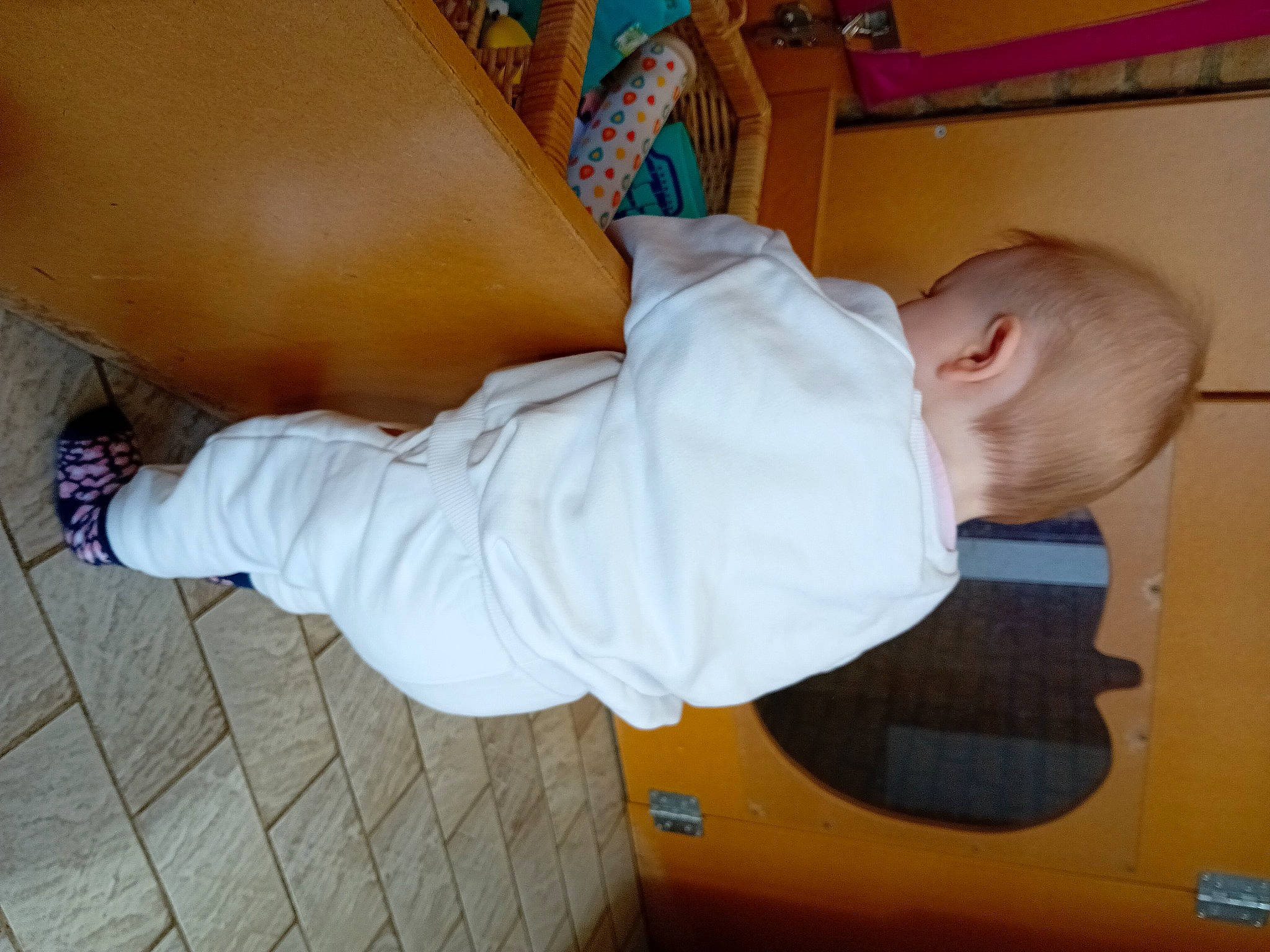 Maëva participe au concours pour gagner de l'argent avec cette photo : abdomen, baby, baby_safety, baby_toddler_clothing, child, comfort, elbow, finger, flooring, foot, hardwood, head, human_leg, joint, knee, person, room, thigh, thumb, toddler