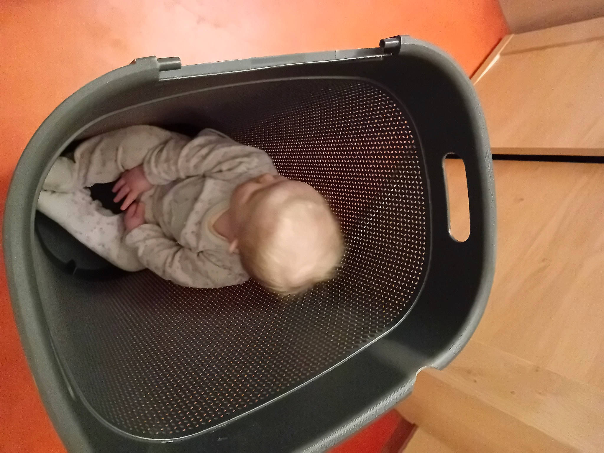 Maëva a rejoint le concours — aidez-le/la à gagner de superbes lots ! audio_equipment, auto_part, baby, baby_carriage, baby_products, baby_safety, baby_sleeping, baby_toddler_clothing, bag, comfort, cookware_and_bakeware, home_appliance, infant_bed, laundry_basket, laundry_room, luggage_and_bags, person, toddler