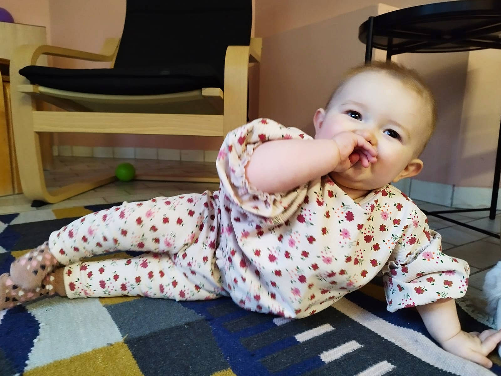 Maëva a rejoint le concours — aidez-le/la à gagner de superbes lots ! baby, baby_toddler_clothing, child, comfort, eye, floor, flooring, fun, happy, head, human_leg, knee, pattern, person, plaid, sitting, skin, sleeve, smile, toddler