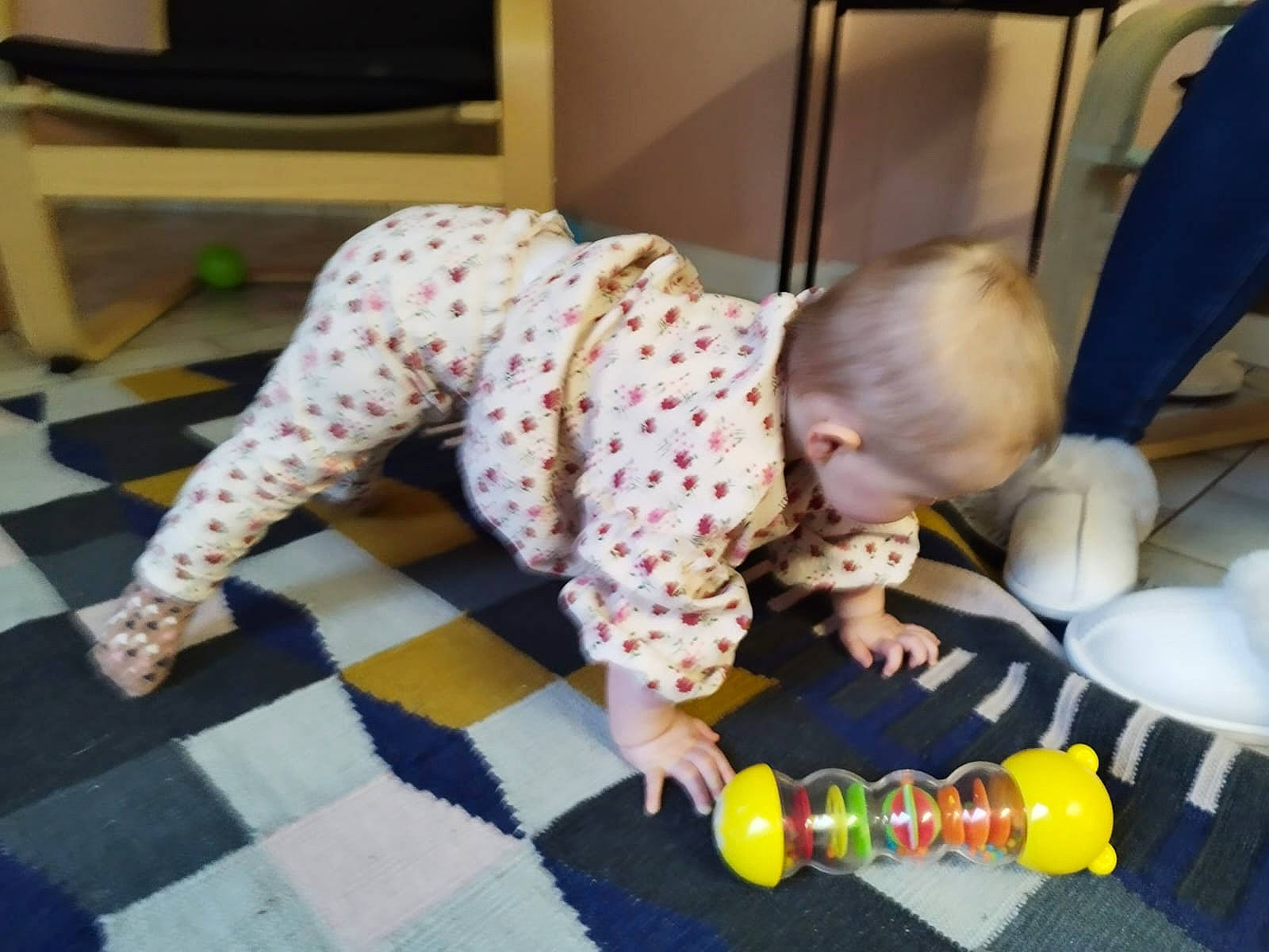 Maëva a rejoint le concours — aidez-le/la à gagner de superbes lots ! baby, baby_products, baby_toddler_clothing, child, comfort, crawling, floor, flooring, foot, fun, hardwood, knee, kneeling, pattern, person, room, sitting, sleeve, toddler, toy