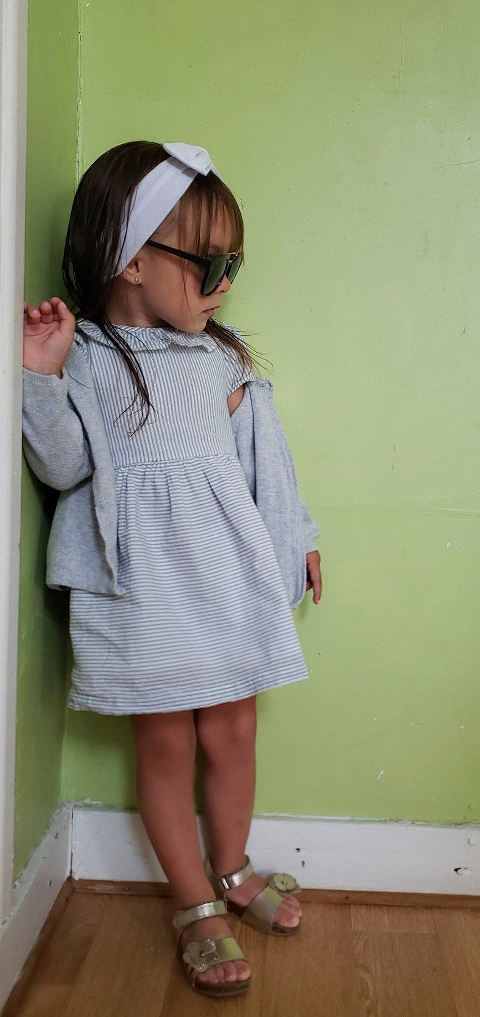 Inès participe au concours pour gagner de l'argent avec cette photo : arm, collar, day_dress, dress_shirt, eyewear, fashion_design, hair, hairstyle, hand, human_body, joint, knee, neck, outerwear, person, shoulder, skin, sleeve, thigh, vision_care