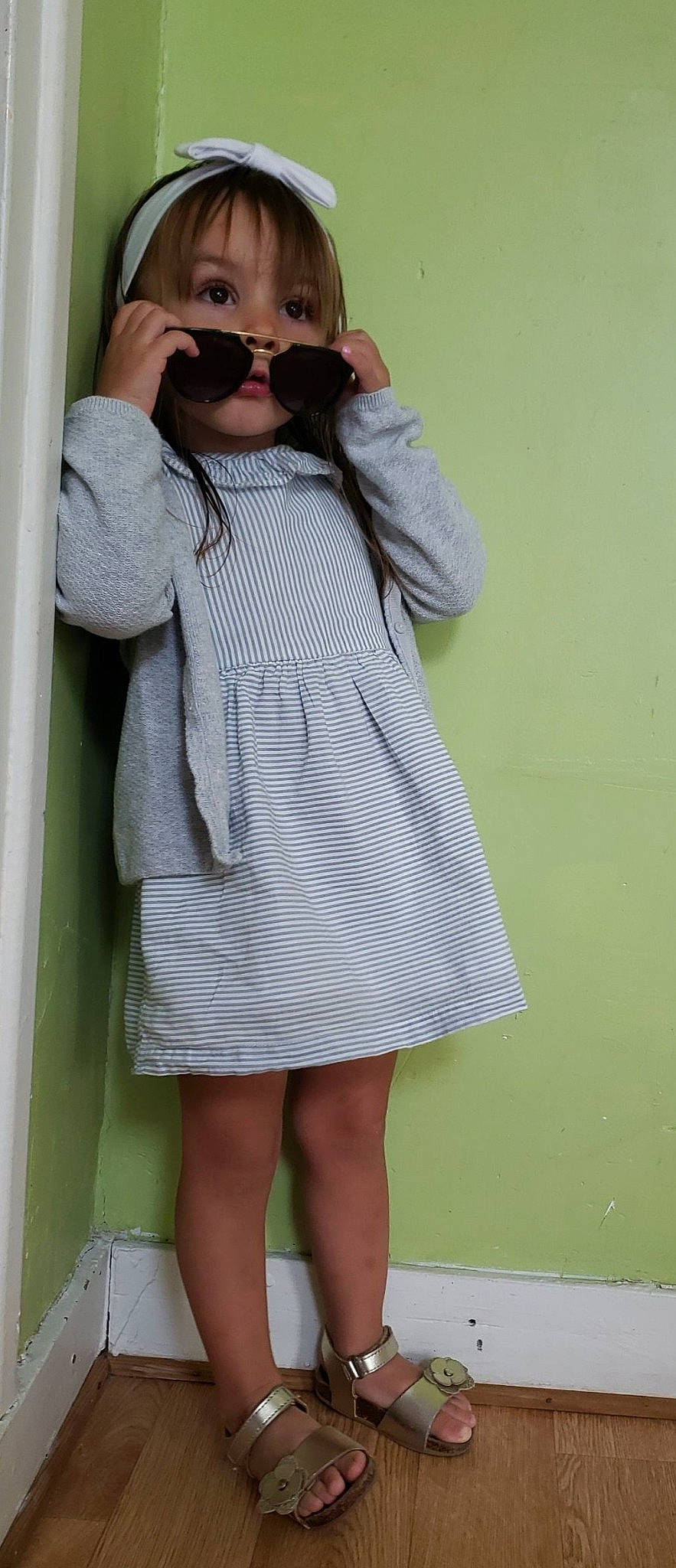 Inès a rejoint le concours — aidez-le/la à gagner de superbes lots ! arm, dress, eyewear, face, goggles, hair, hairstyle, joint, lip, neck, one_piece_garment, outerwear, person, shoulder, sleeve, sunglasses, textile, thigh, vision_care, waist