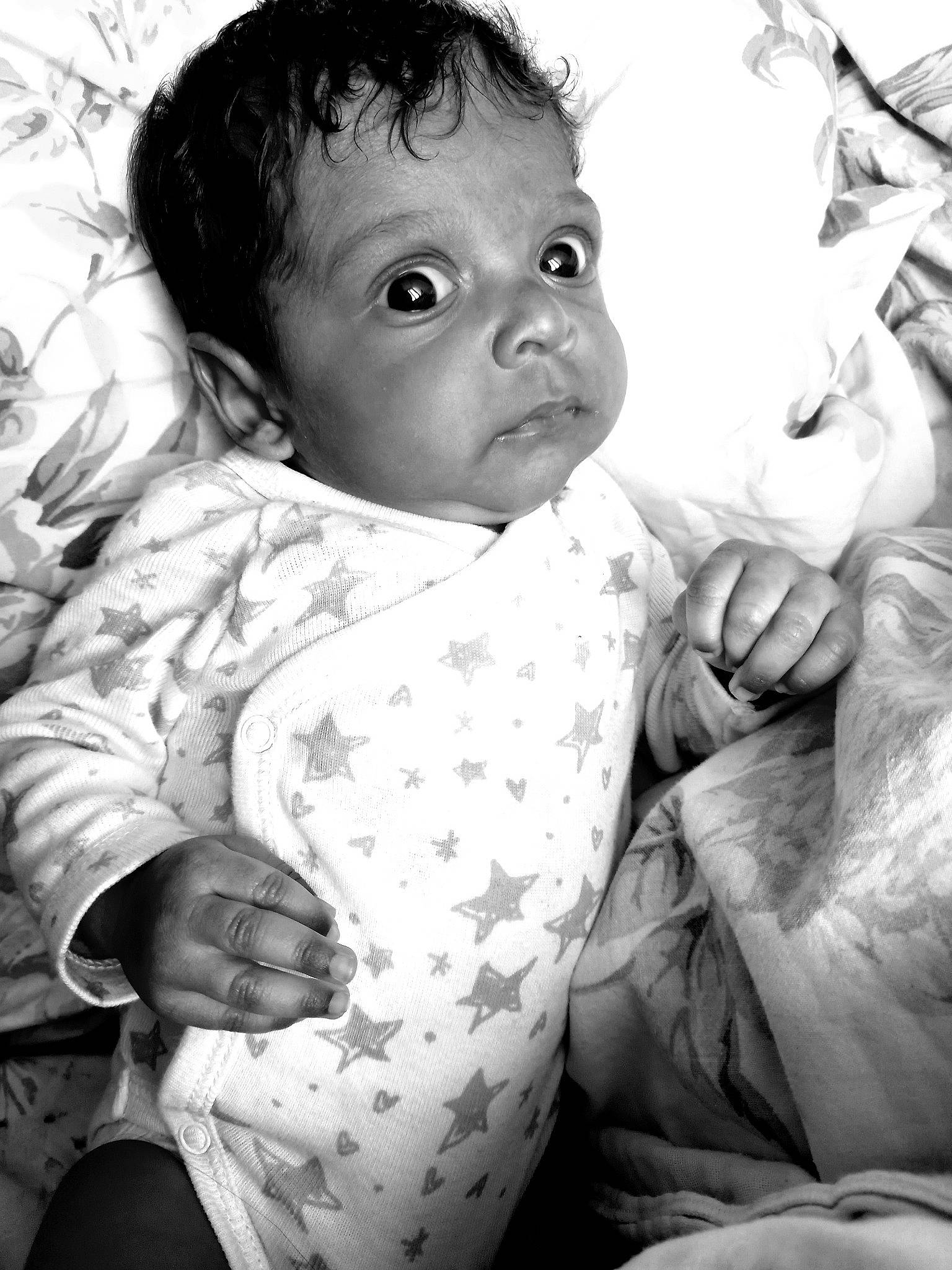 Dayana participe au concours pour gagner de l'argent avec cette photo : arm, black, black_and_white, cheek, comfort, eye, facial_expression, hairstyle, hand, happy, head, human_body, iris, lip, mouth, nose, organ, person, photograph, skin