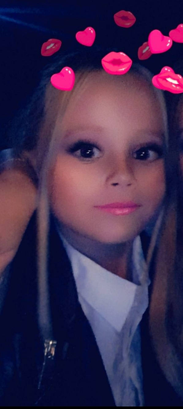 Joyce a rejoint le concours — aidez-le/la à gagner de superbes lots ! beauty, black_hair, blond, cheek, chin, cool, eye, eyebrow, face, forehead, hair, hairstyle, head, lip, long_hair, nose, organ, person, pink, skin