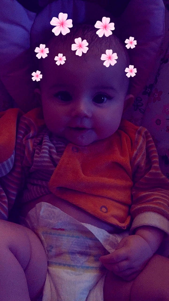 Layanna participe au concours pour gagner de l'argent avec cette photo : baby, cheek, child, face, hair_accessory, head, headgear, headwear, nose, person, photography, pink, purple, skin, smile, toddler, under_exposed, violet