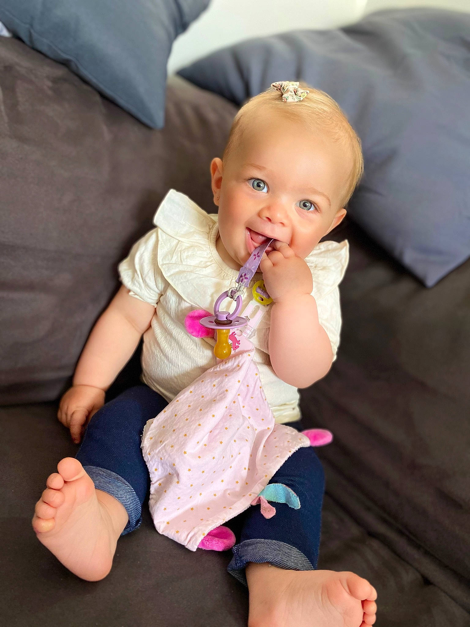 Lya a rejoint le concours — aidez-le/la à gagner de superbes lots ! baby, baby_toddler_clothing, cheek, child, comfort, couch, eye, finger, fun, happy, iris, lap, person, pink, skin, sleeve, smile, sock, thigh, thumb