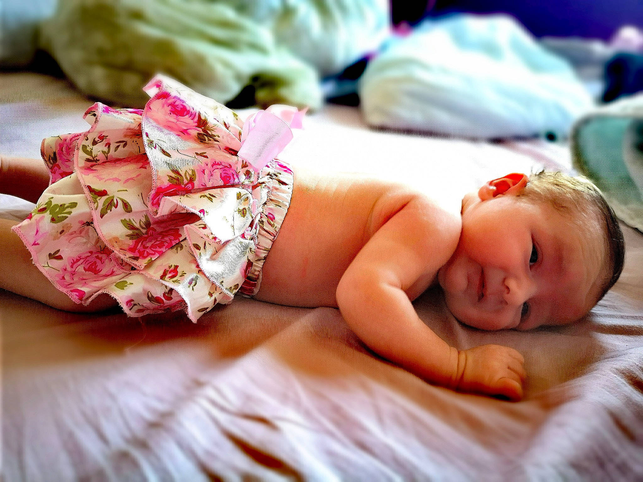 Maëlya participe au concours pour gagner de l'argent avec cette photo : arm, baby, bedding, child, comfort, dress, finger, flash_photography, grass, happy, headband, headpiece, human_leg, leg, linens, nail, person, skin, smile, thigh