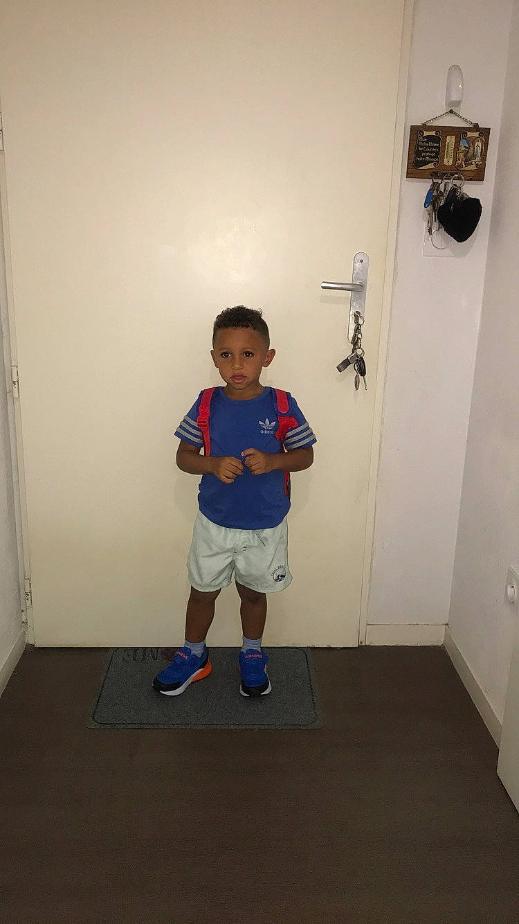 Nelson participe au concours pour gagner de l'argent avec cette photo : arm, balance, child, joint, knee, leg, person, room, shoe, shoulder, standing, toddler, vacation