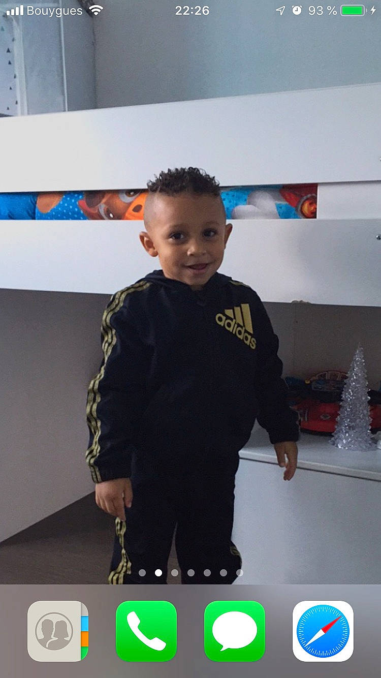 Nelson participe au concours pour gagner de l'argent avec cette photo : arm, child, games, jacket, joint, male, outerwear, party, person, play, room, shoulder, sleeve, sportswear, t_shirt, technology, toddler