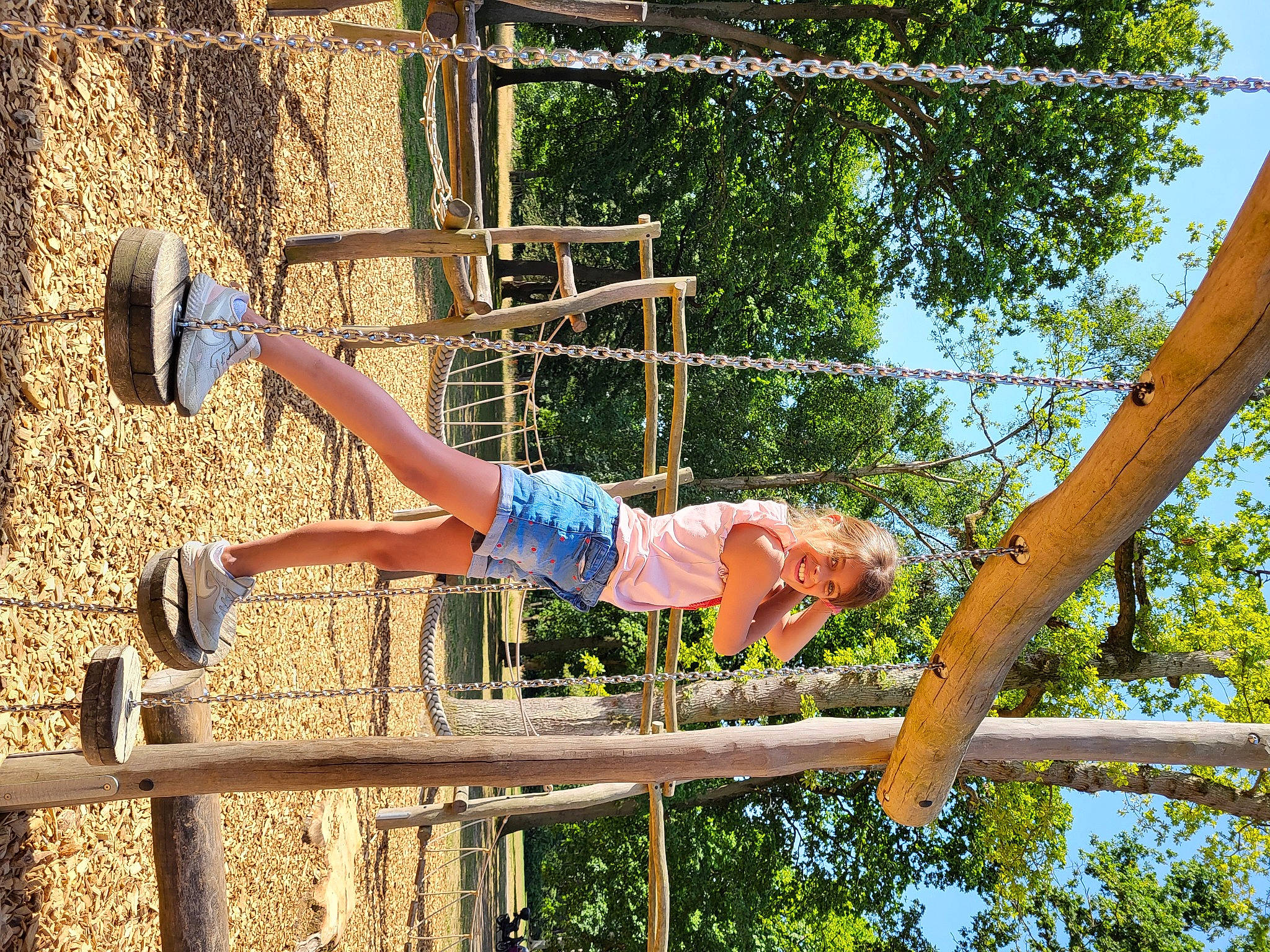 Maud participe au concours pour gagner de l'argent avec cette photo : balance, elbow, fun, grass, human_leg, jeans, joy, knee, leisure, metal, outdoor_play_equipment, outdoor_shoe, people_in_nature, person, physical_fitness, recreation, shorts, sneakers, t_shirt, thigh