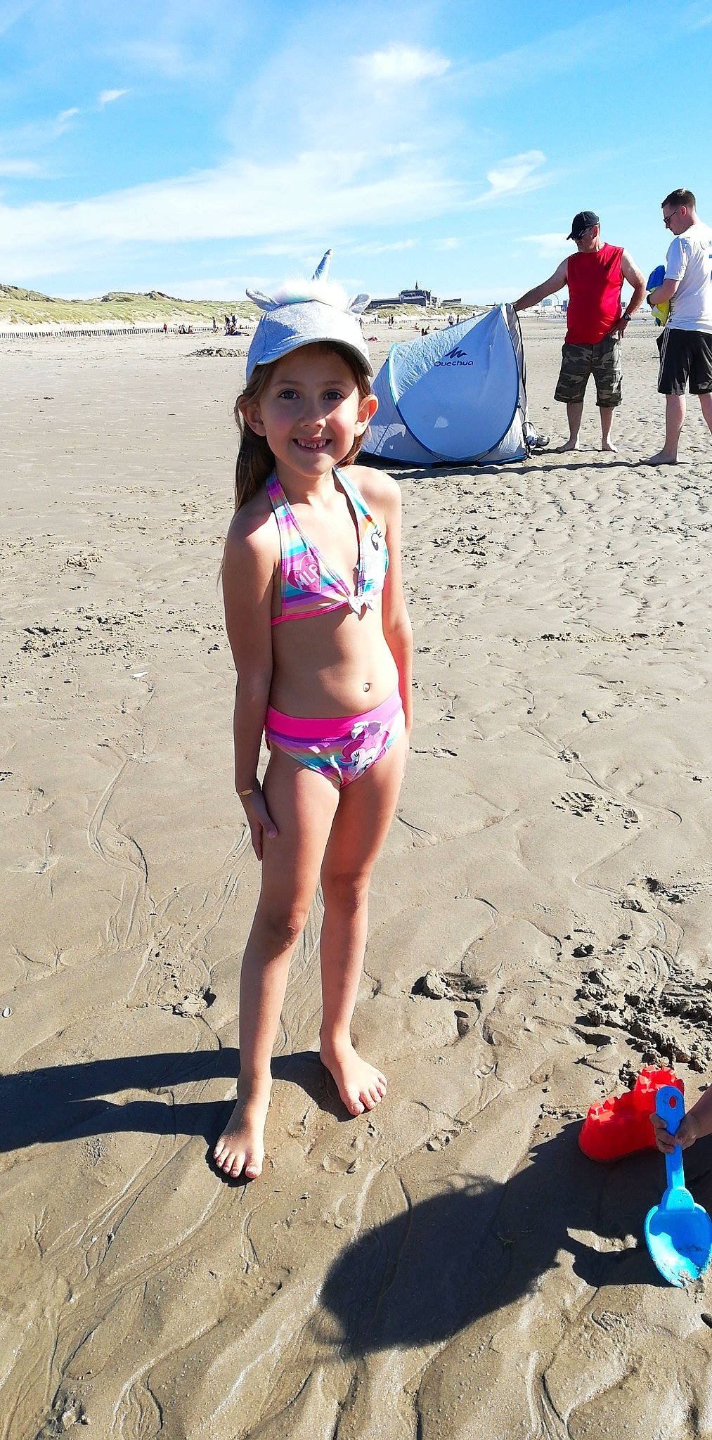 Elyna a rejoint le concours — aidez-le/la à gagner de superbes lots ! barefoot, beach, bikini, clothing, fun, headwear, joy, leg, person, sand, sea, spring_break, summer, sun_tanning, swimsuit_bottom, swimsuit_top, swimwear, thigh, undergarment, vacation