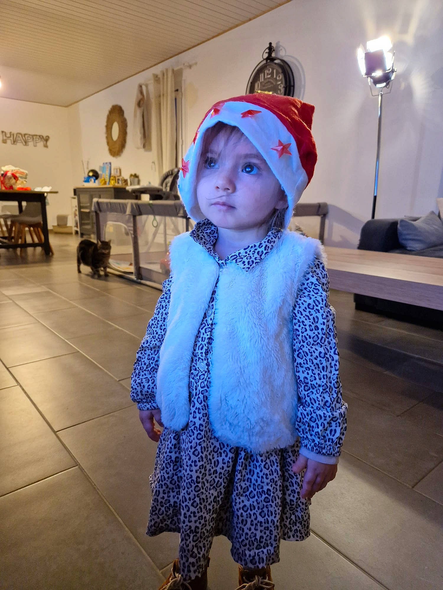 Leïna participe au concours pour gagner de l'argent avec cette photo : baby_toddler_clothing, cap, child, costume, costume_hat, electric_blue, fashion_accessory, flooring, fun, fur, headwear, leisure, magenta, pattern, person, personal_protective_equipment, purple, room, sleeve, toddler