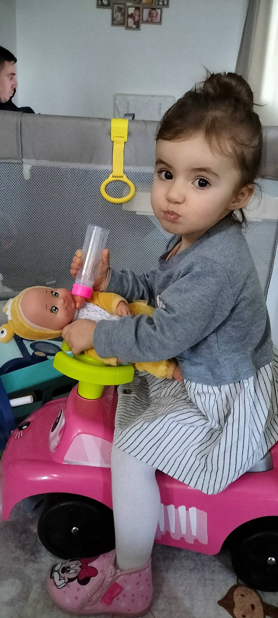 Leïna participe au concours pour gagner de l'argent avec cette photo : baby, baby_carriage, baby_products, baby_toddler_clothing, child, comfort, eye, fun, hairstyle, human_body, human_leg, lap, person, riding_toy, sitting, skin, sock, tire, toddler, toy