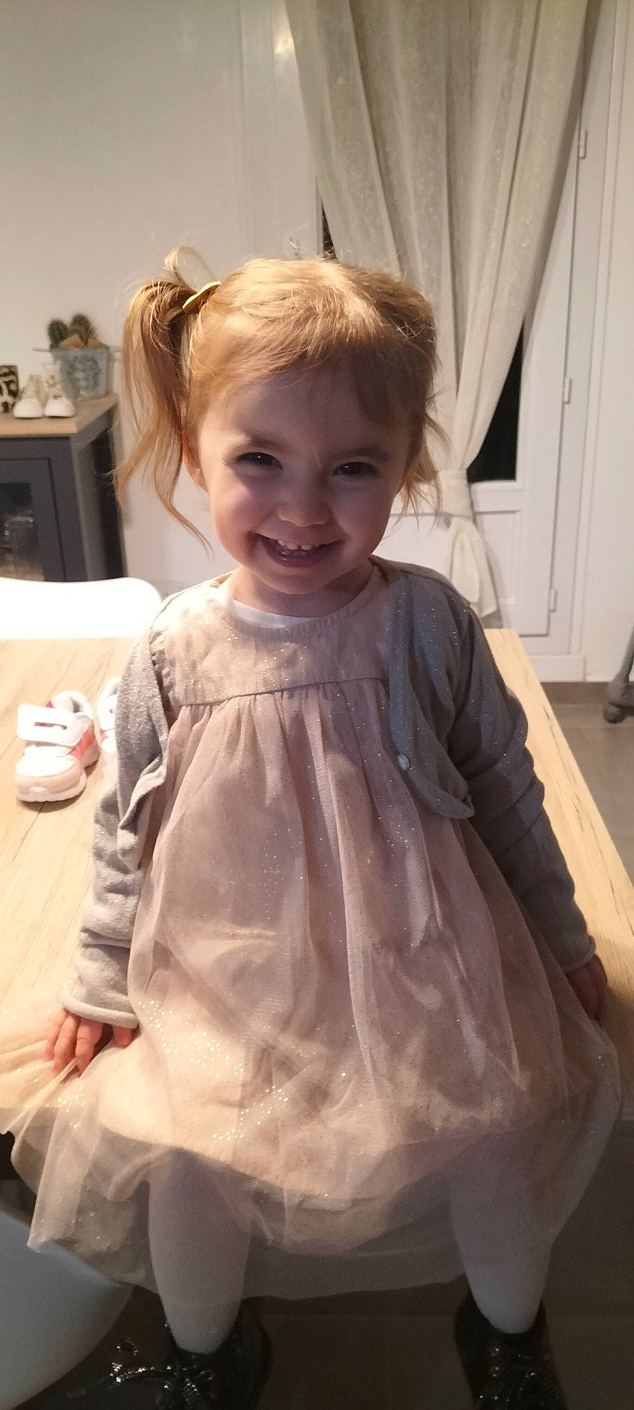 Leïna a rejoint le concours — aidez-le/la à gagner de superbes lots ! baby_toddler_clothing, blond, day_dress, dress, embellishment, event, face, fashion_design, flooring, formal_wear, hair, happy, iris, joy, neck, one_piece_garment, person, sleeve, smile, t_shirt