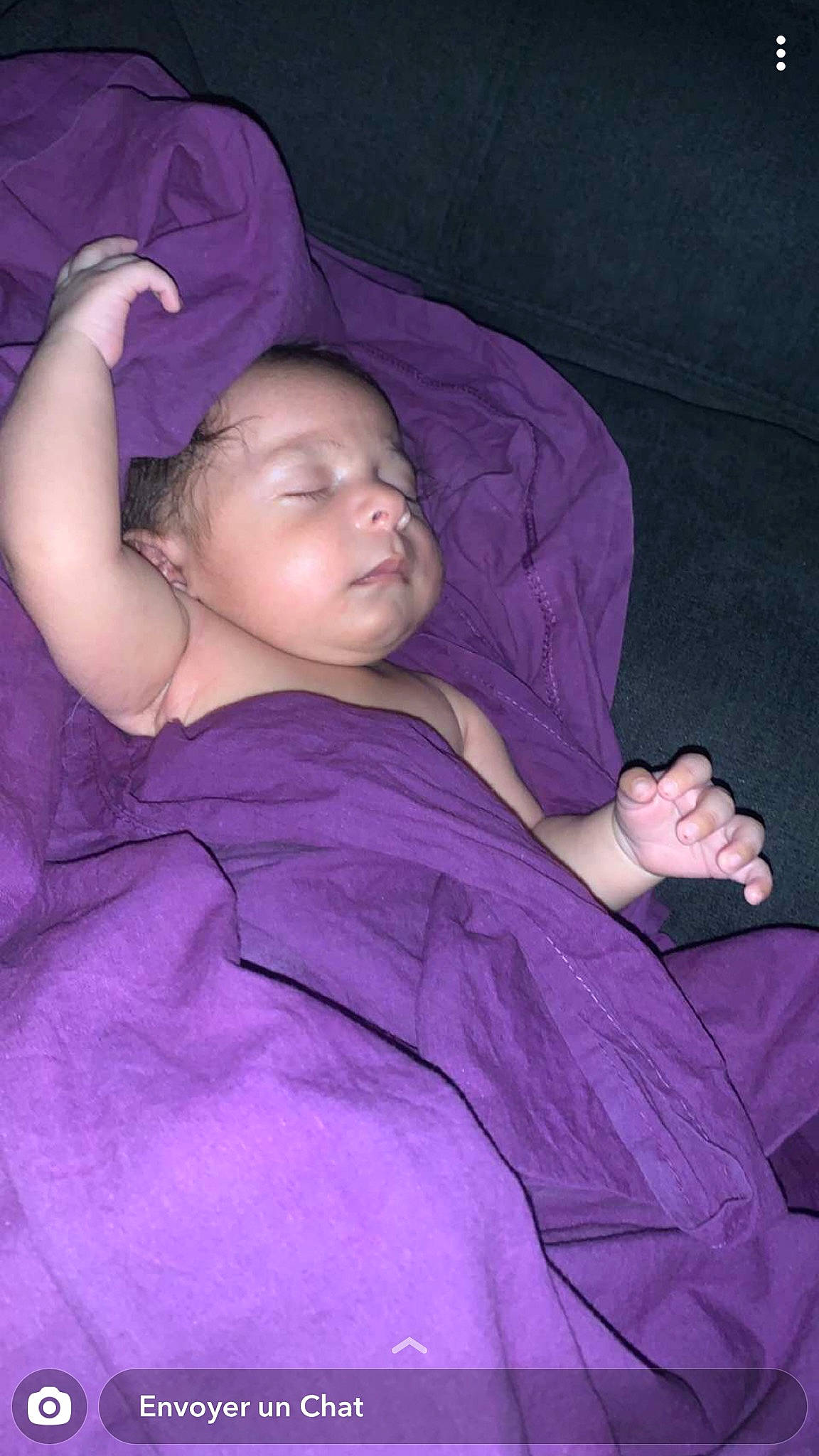 Jdikf a rejoint le concours — aidez-le/la à gagner de superbes lots ! baby, cheek, comfort, darkness, elbow, electric_blue, flash_photography, fun, human, human_body, leg, linens, magenta, mouth, person, pink, purple, sitting, textile, toddler