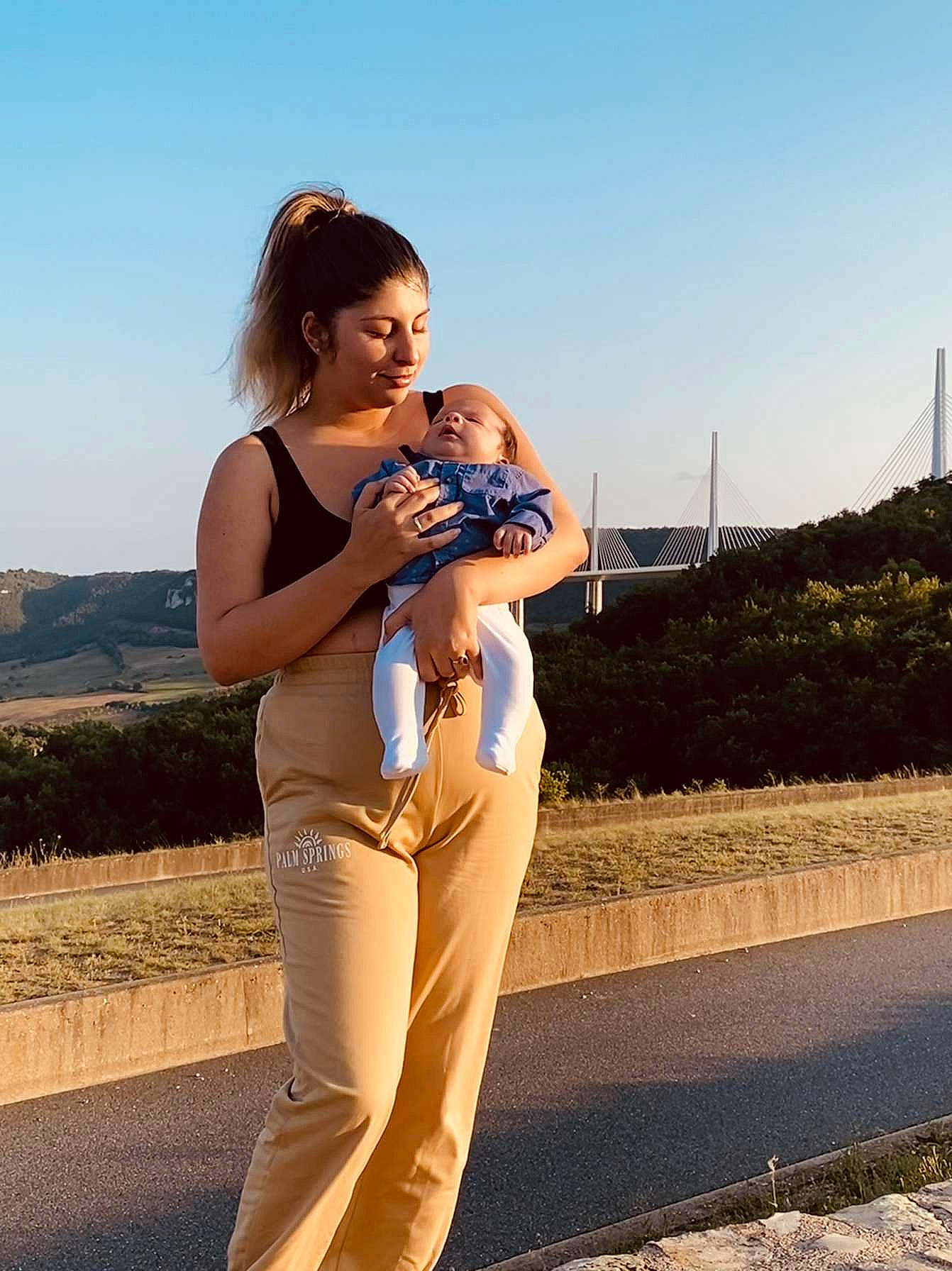 Jdikf participe au concours pour gagner de l'argent avec cette photo : arm, azure, eyewear, flash_photography, fun, gesture, grass, hand, happy, jeans, joy, landscape, leisure, people_in_nature, person, plant, sky, sunglasses, sunlight, toddler