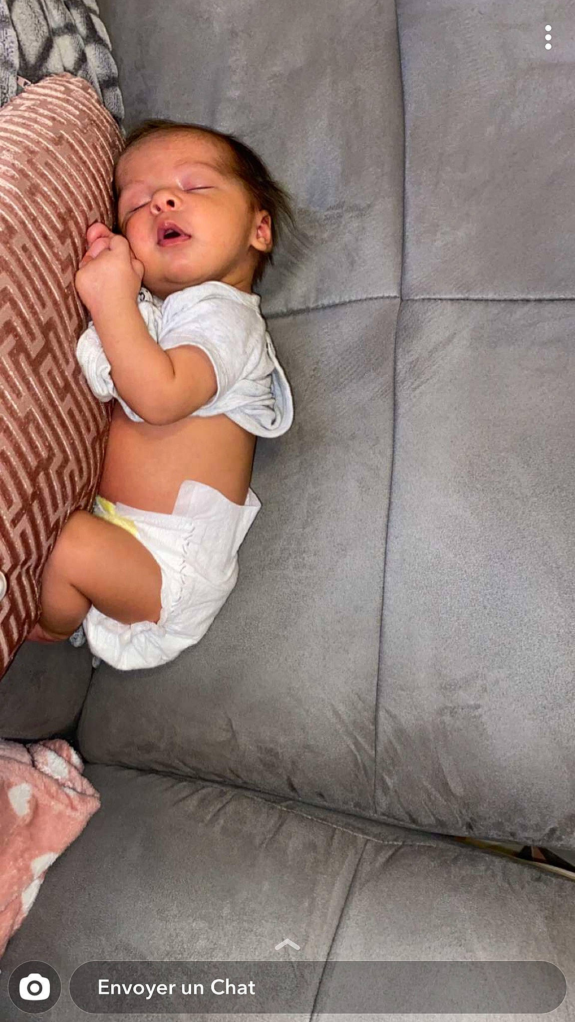 Jdikf a rejoint le concours — aidez-le/la à gagner de superbes lots ! abdomen, baby, baby_toddler_clothing, child, clothing, comfort, couch, elbow, eye, flash_photography, foot, head, human_leg, knee, leg, person, skin, stomach, thigh, toddler