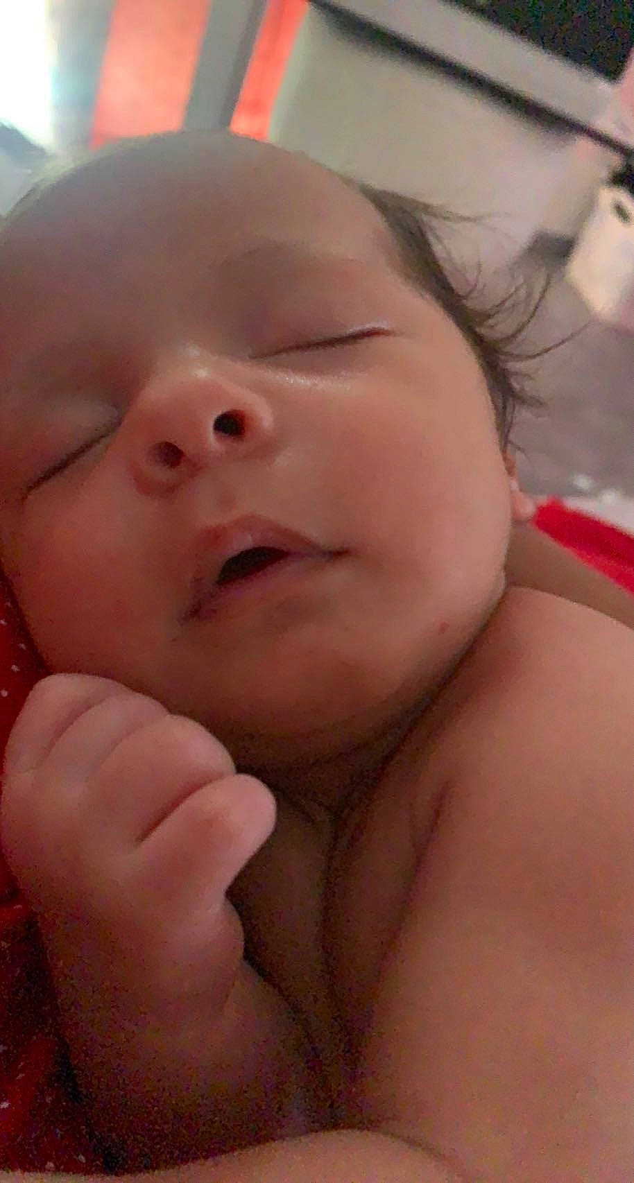 Jdikf participe au concours pour gagner de l'argent avec cette photo : baby, cheek, comfort, ear, eyebrow, eyelash, finger, forehead, gesture, hand, happy, human_body, iris, lip, mouth, neck, nose, person, skin, thumb