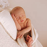 Lyzio a rejoint le concours — aidez-le/la à gagner de superbes lots ! newborn, baby, sleeping, blanket, pillow, soft_texture, peaceful, relaxation, infant, skin, wrapped, rest, cozy, portrait, cute, small_hands, small_feet, indoors, warm_colors, calm