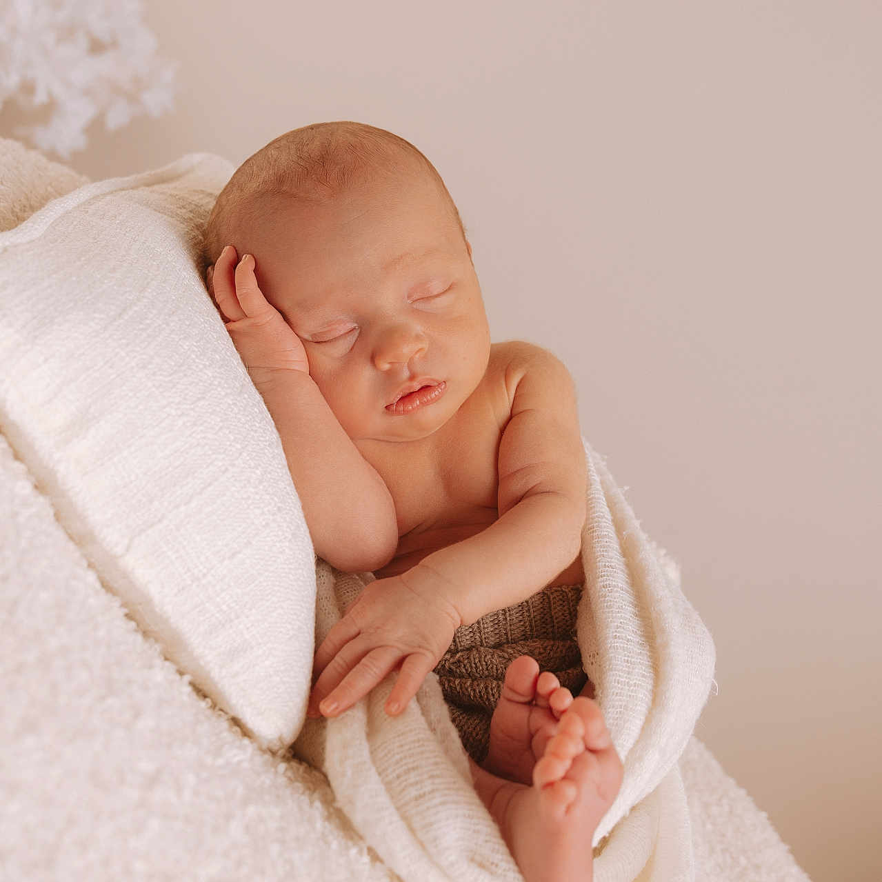 Lyzio a rejoint le concours — aidez-le/la à gagner de superbes lots ! newborn, baby, sleeping, blanket, pillow, soft_texture, peaceful, relaxation, infant, skin, wrapped, rest, cozy, portrait, cute, small_hands, small_feet, indoors, warm_colors, calm