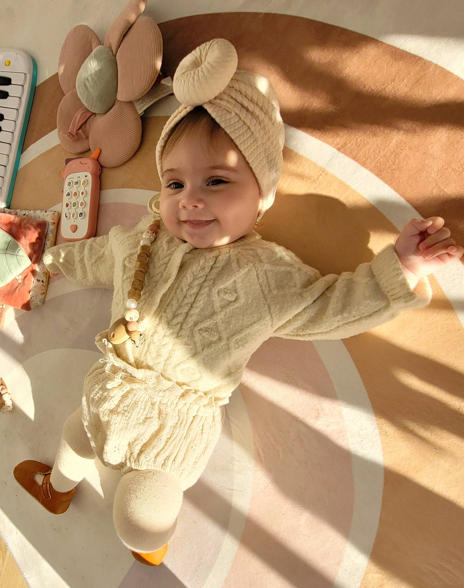 Loucia participe au concours pour gagner de l'argent avec cette photo : baby, baby_toddler_clothing, child, costume, costume_hat, event, fashion_accessory, flooring, fun, happy, headpiece, human_body, jewellery, joy, leisure, party_supply, performing_arts, person, play, sitting