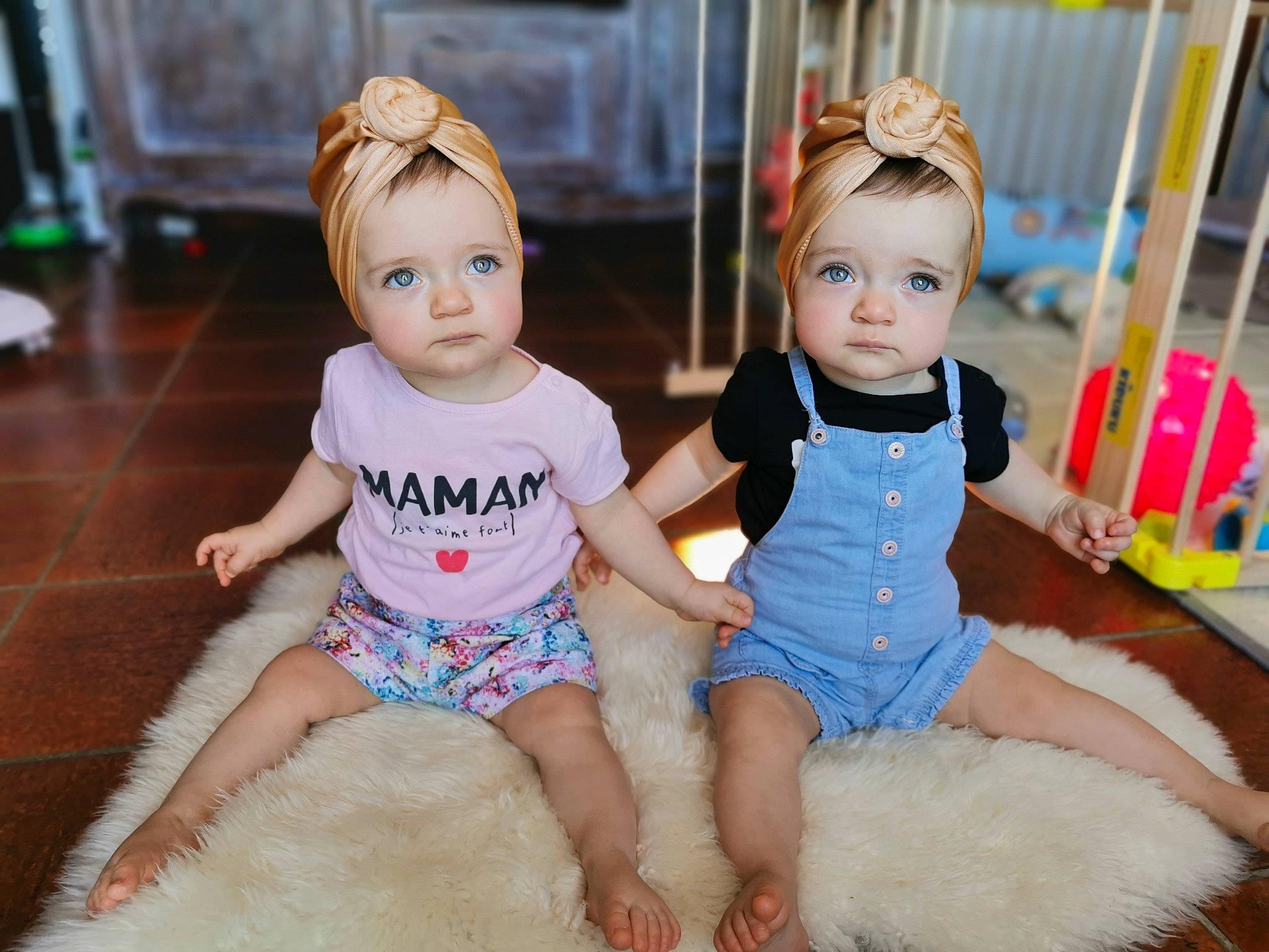 Giulia participe au concours pour gagner de l'argent avec cette photo : baby, baby_toddler_clothing, child, flooring, fun, people, person, play, sibling, sitting, skin, toddler, toy, vacation