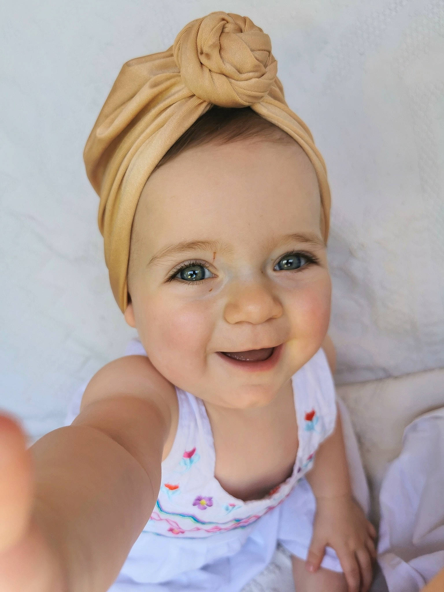 Giulia a rejoint le concours — aidez-le/la à gagner de superbes lots ! baby, child, face, facial_expression, fashion_accessory, hair_accessory, head, headband, headgear, joy, person, skin, smile, toddler