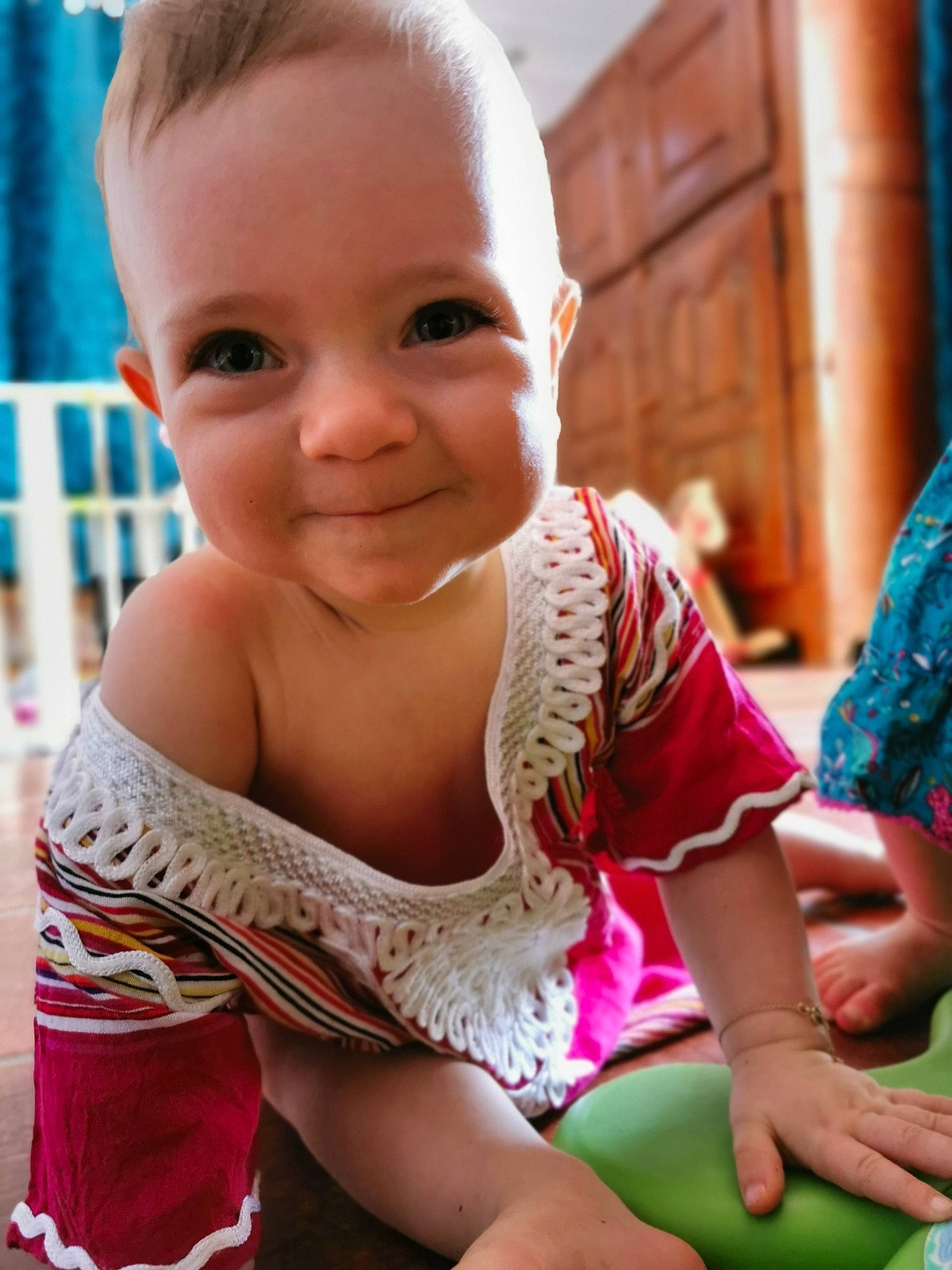 Giulia a rejoint le concours — aidez-le/la à gagner de superbes lots ! baby, cheek, child, eye, face, facial_expression, finger, fun, happy, head, joy, leg, people, person, pink, play, sitting, skin, smile, summer