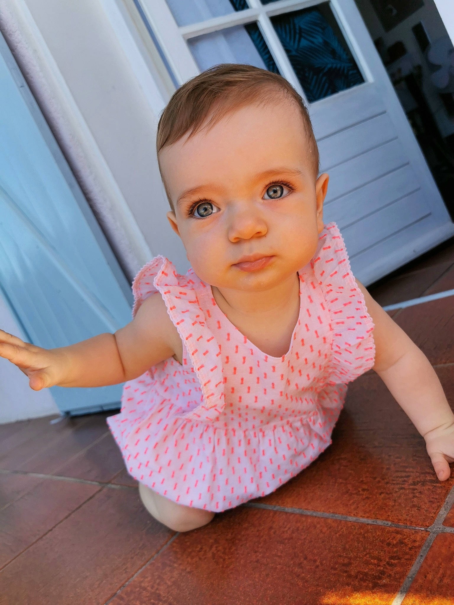 Hanna a rejoint le concours — aidez-le/la à gagner de superbes lots ! baby, baby_toddler_clothing, cheek, child, face, floor, flooring, head, person, pink, skin, smile, toddler, wood