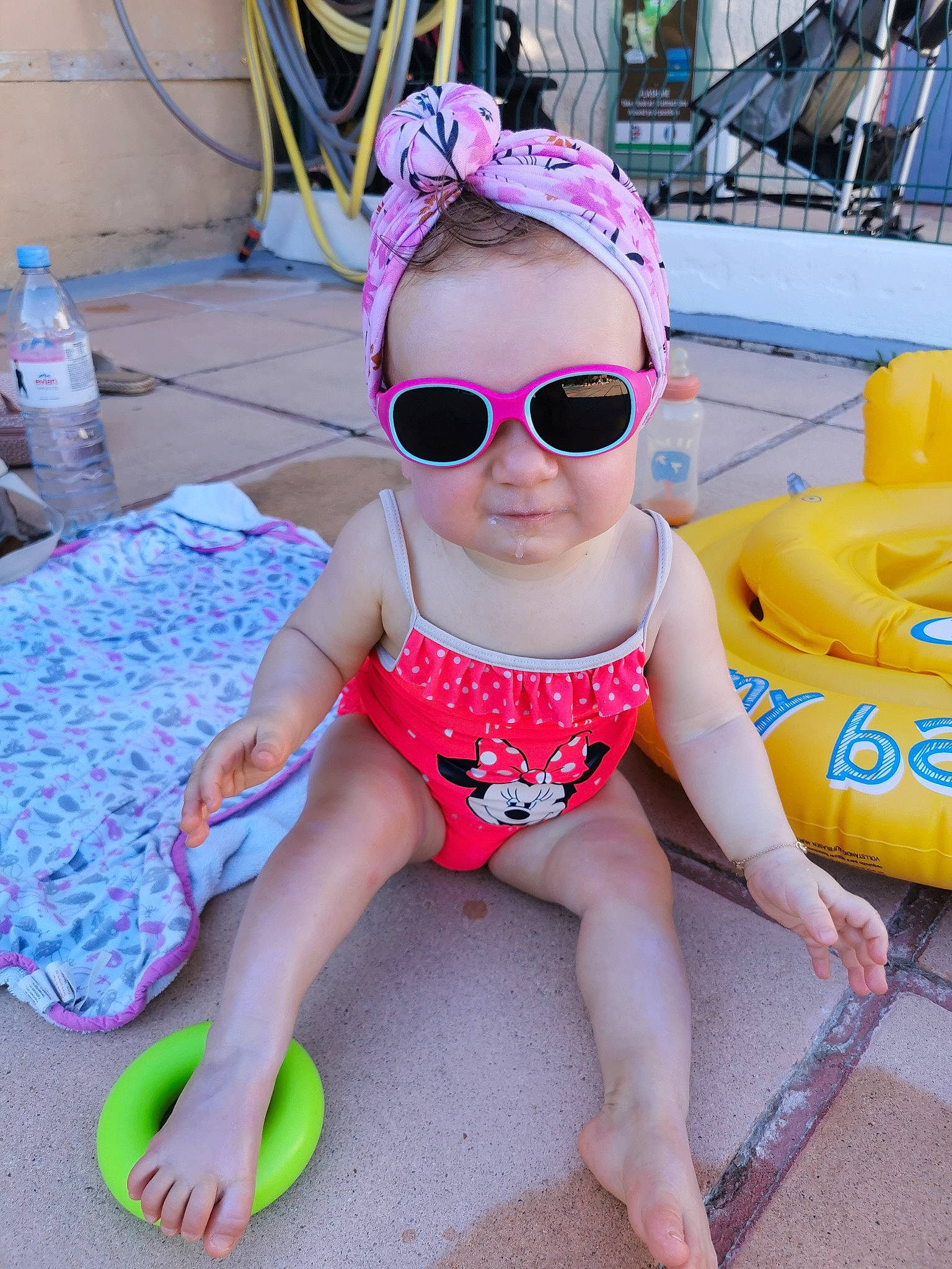 Hanna a rejoint le concours — aidez-le/la à gagner de superbes lots ! baby, child, cool, eyewear, fashion_accessory, fun, glasses, goggles, headgear, person, personal_protective_equipment, pink, play, smile, summer, sunglasses, swimwear, toddler, vacation, yellow