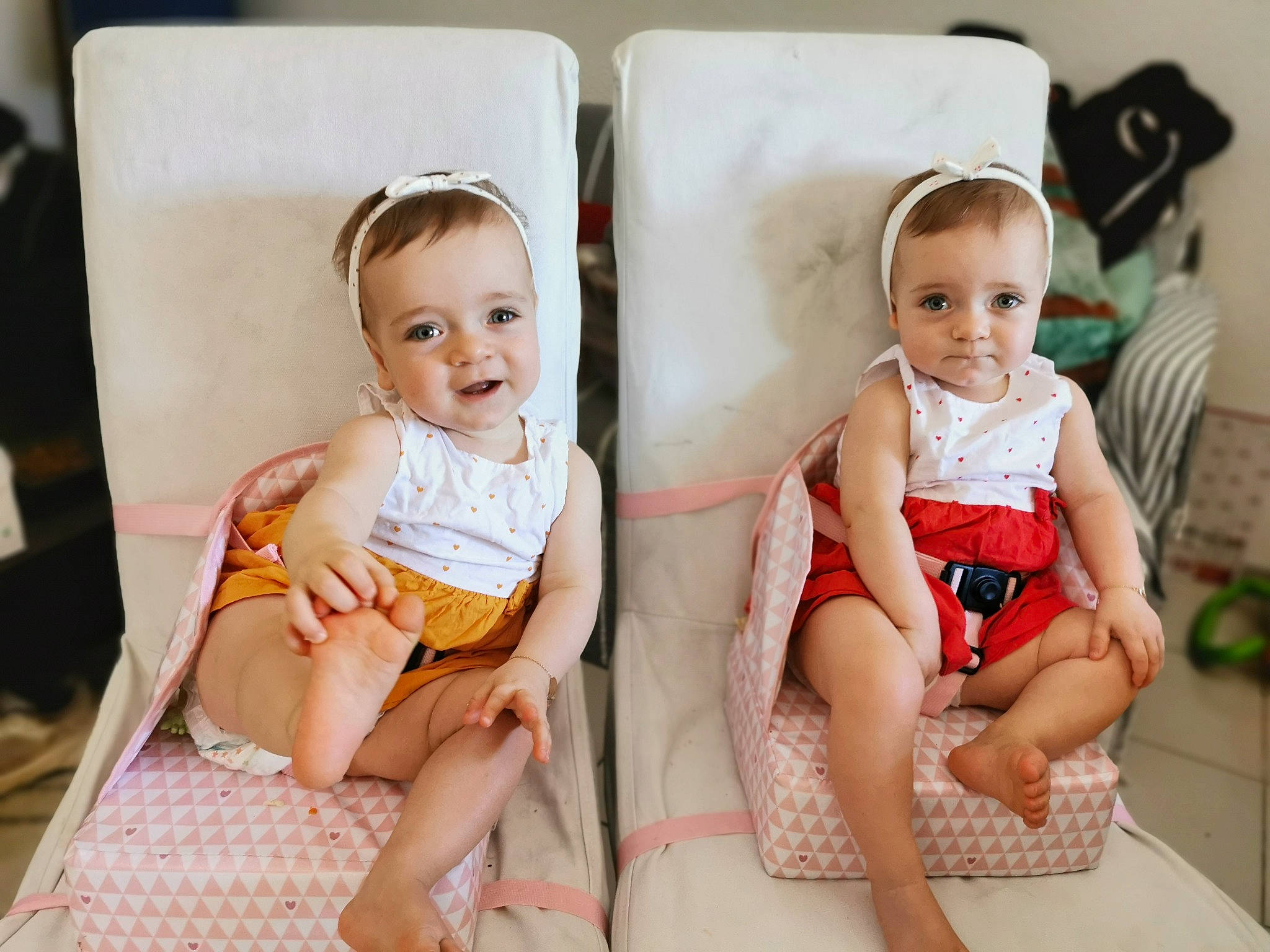 Hanna participe au concours pour gagner de l'argent avec cette photo : baby, child, comfort, furniture, joy, person, product, sibling, sitting, toddler